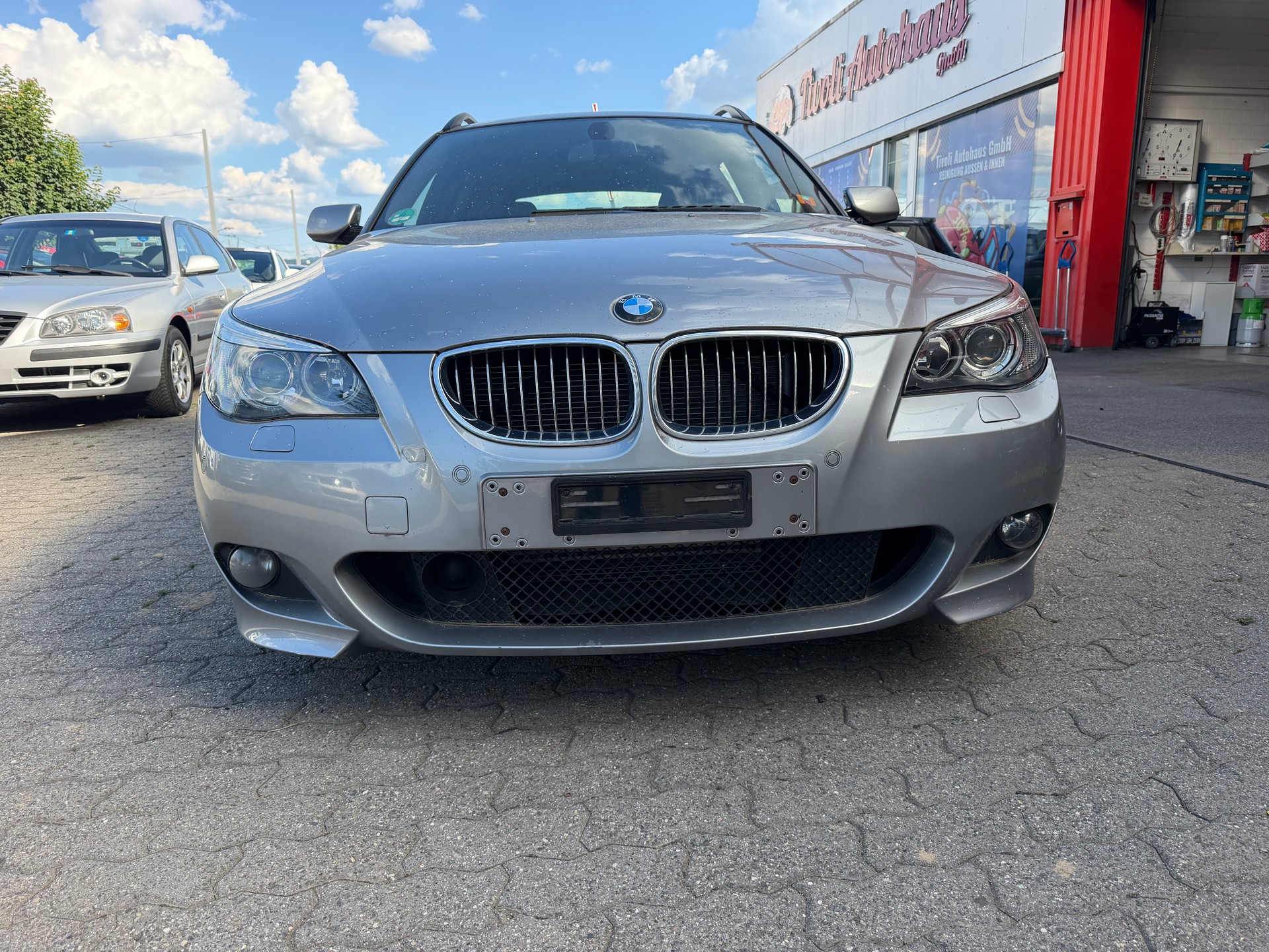 BMW 550i Touring-showroom-element-2
