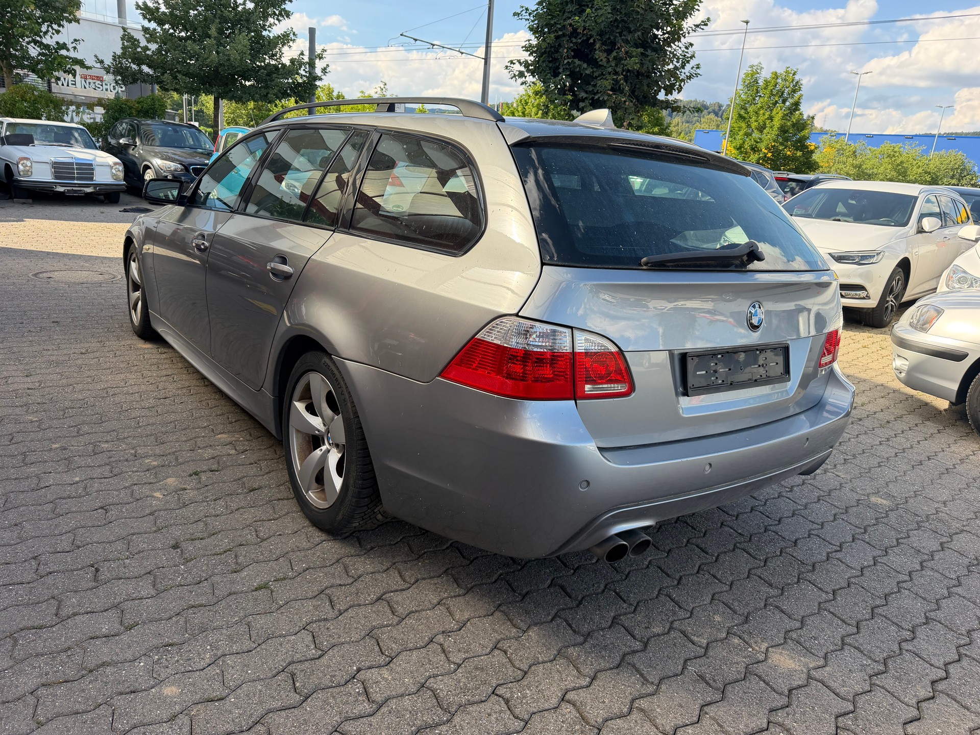 BMW 550i Touring-showroom-element-3
