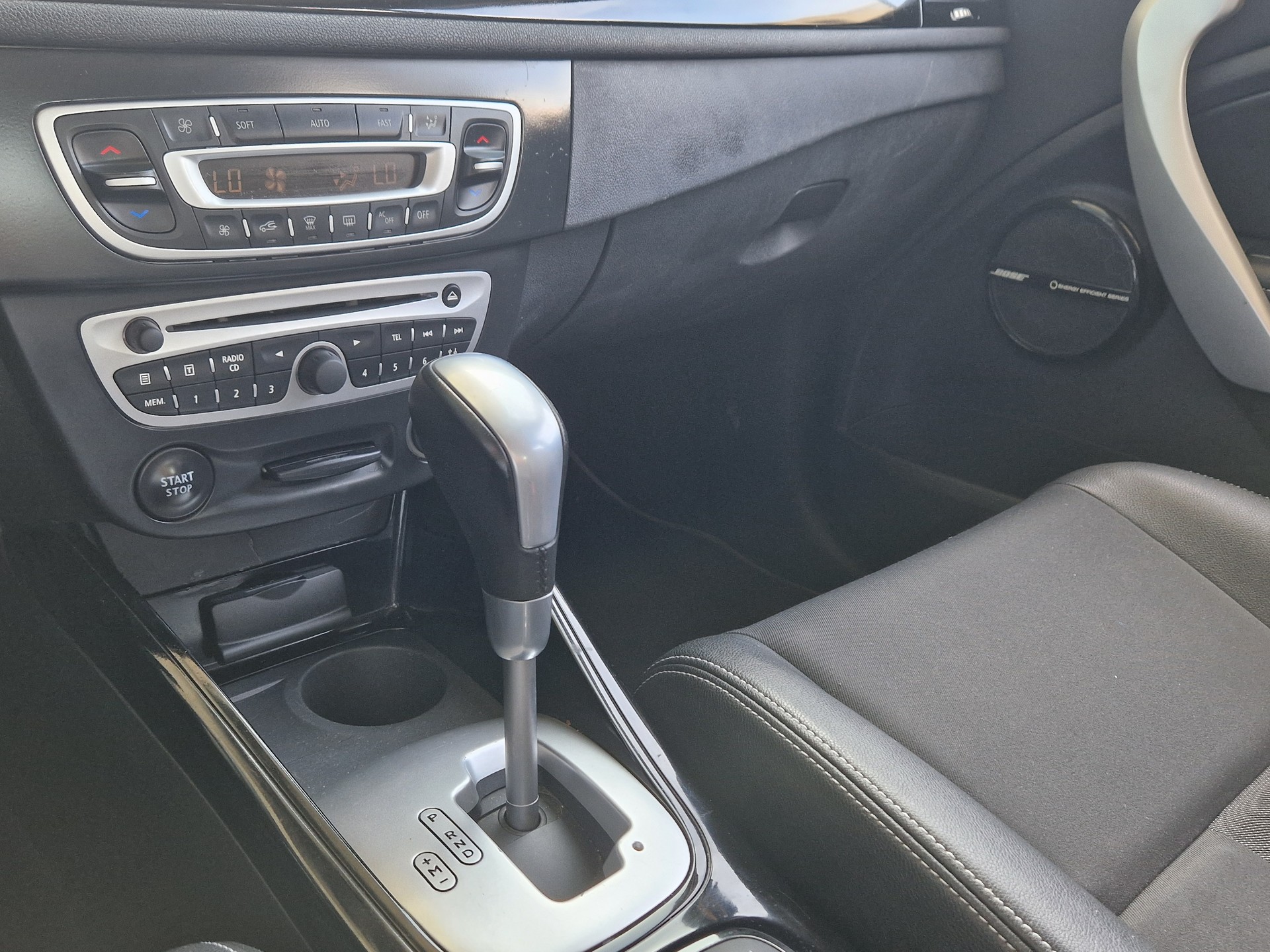 RENAULT Mégane 2.0 16V Bose CVT Automatik-image-9