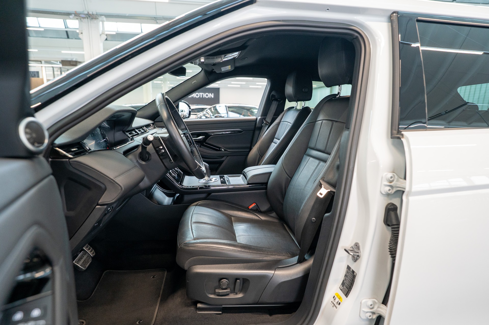 LAND ROVER Range Rover Evoque 2.0 D 165 R-Dynamic SE / Rückfahrkamera / el.Sitze / el.Heckklappe-image-8