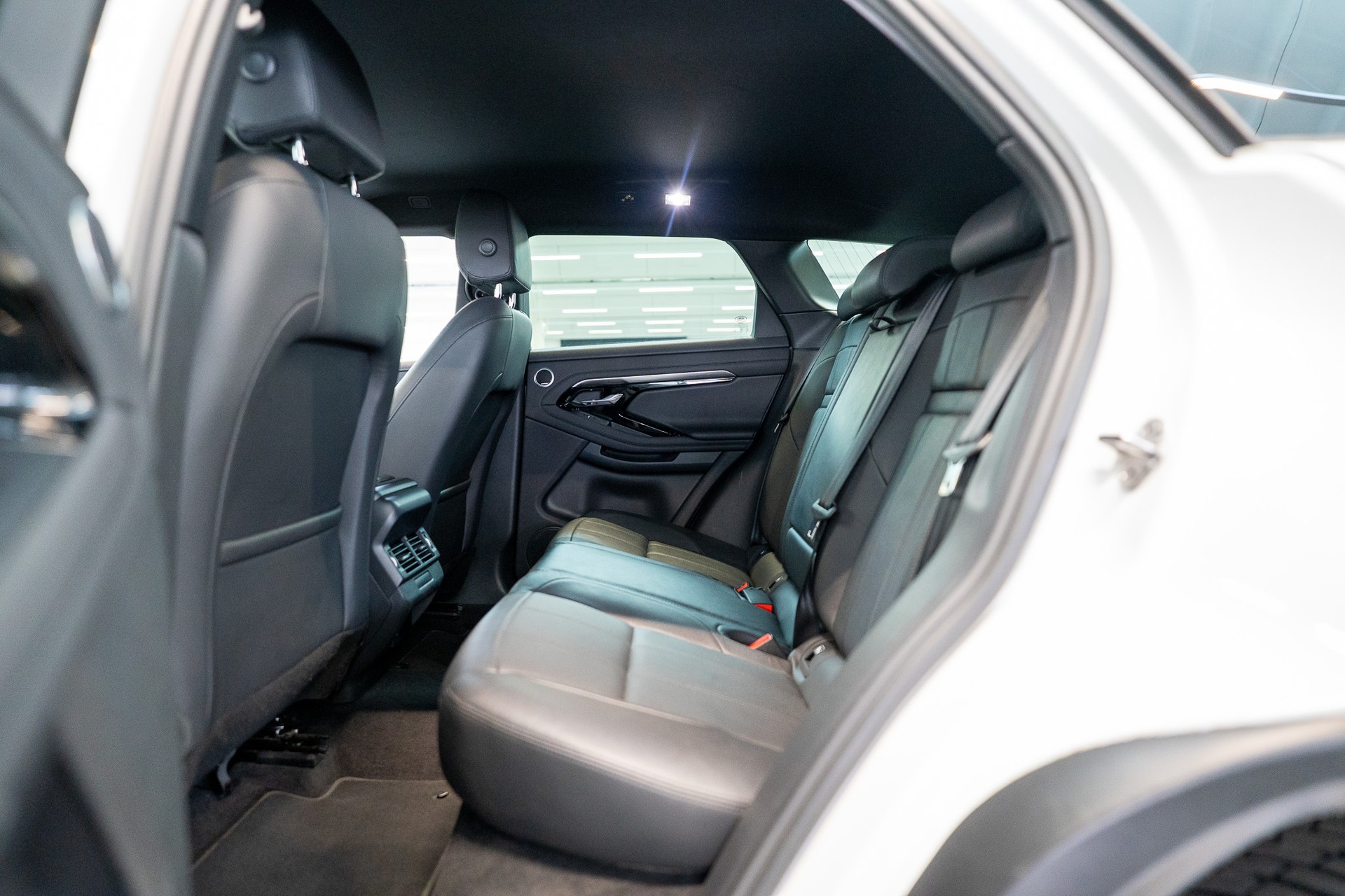 LAND ROVER Range Rover Evoque 2.0 D 165 R-Dynamic SE / Rückfahrkamera / el.Sitze / el.Heckklappe-image-12