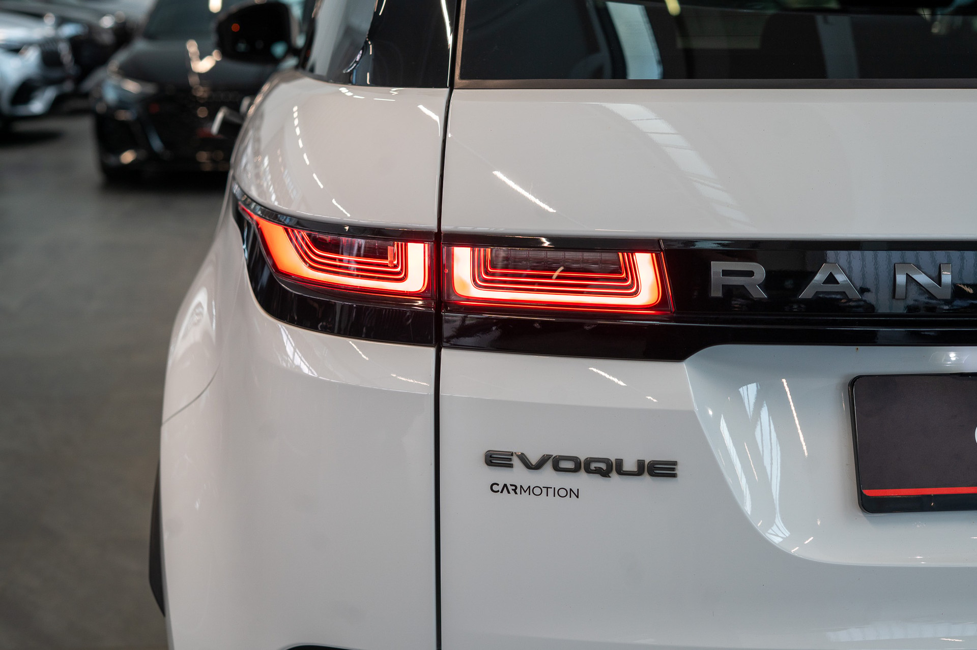 LAND ROVER Range Rover Evoque 2.0 D 165 R-Dynamic SE / Rückfahrkamera / el.Sitze / el.Heckklappe-image-5