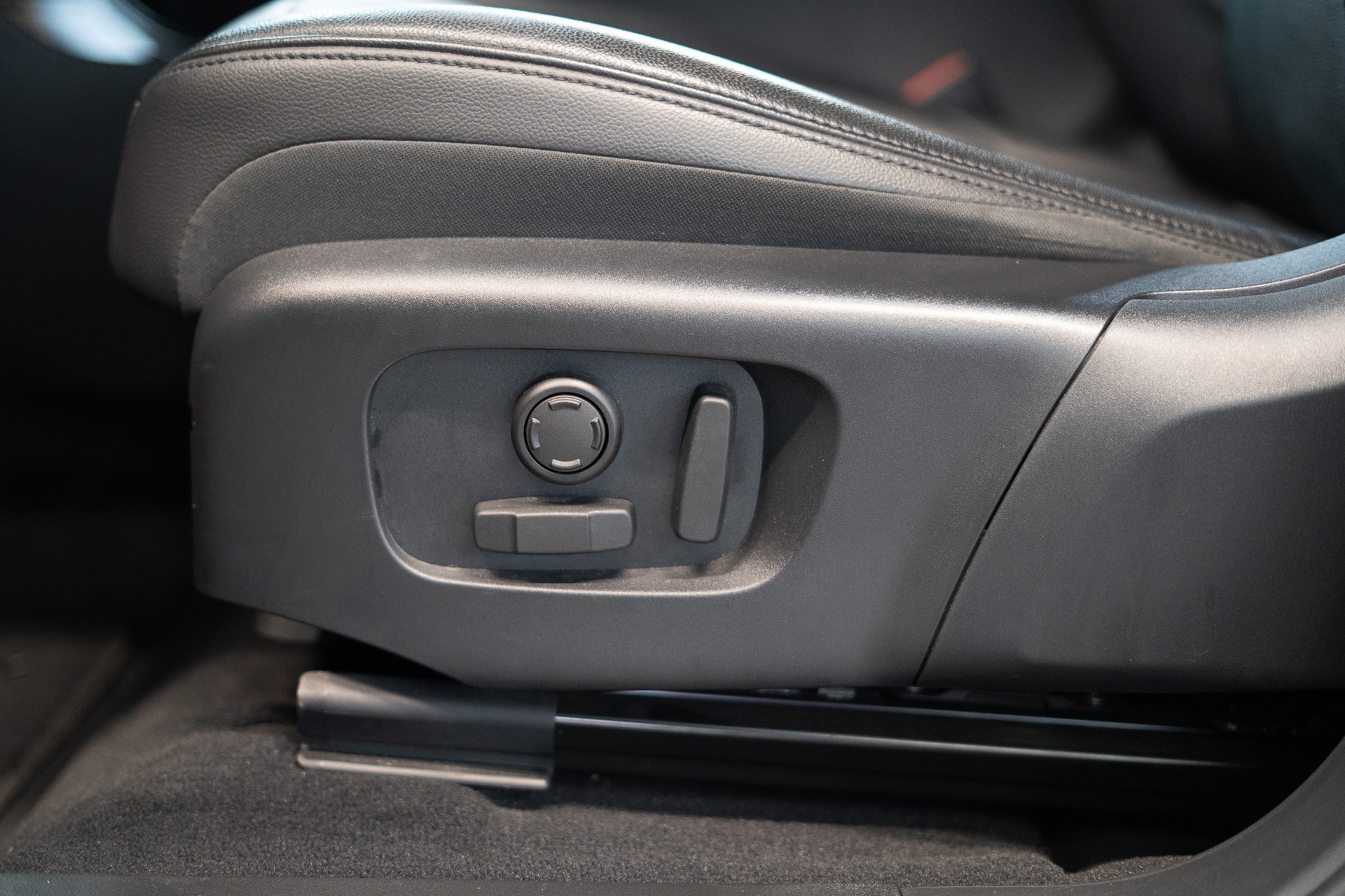 LAND ROVER Range Rover Evoque 2.0 D 165 R-Dynamic SE / Rückfahrkamera / el.Sitze / el.Heckklappe-image-9