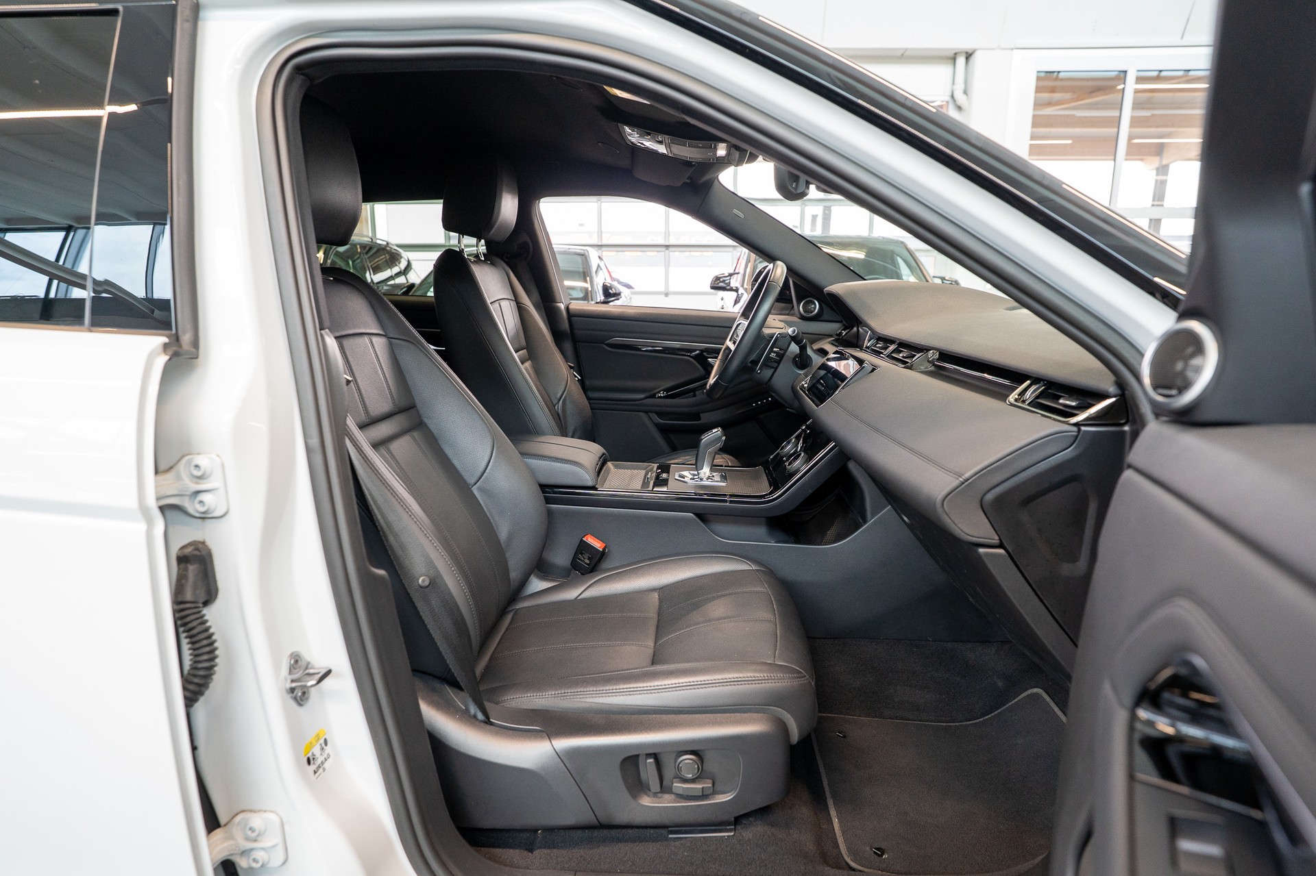 LAND ROVER Range Rover Evoque 2.0 D 165 R-Dynamic SE / Rückfahrkamera / el.Sitze / el.Heckklappe-image-14
