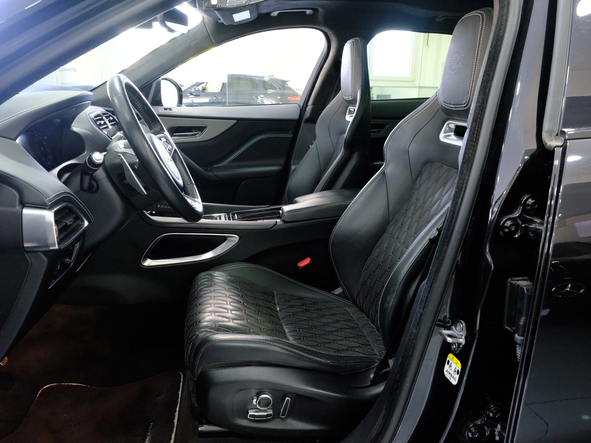 JAGUAR F-Pace 5.0 V8 SVR AWD Automatik-image-10