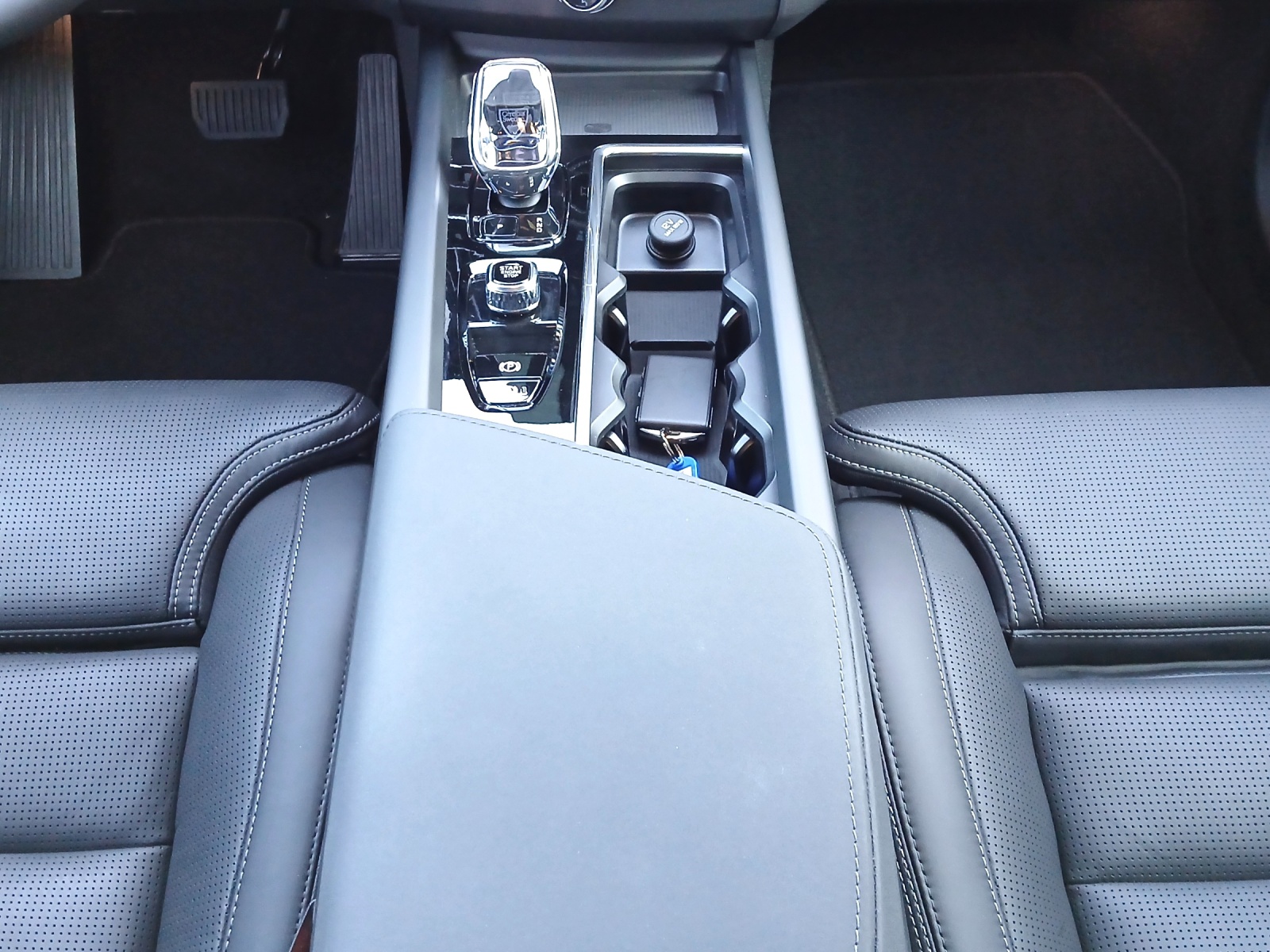 VOLVO XC60 2.0 T8 TE Black Edition eAWD-image-10