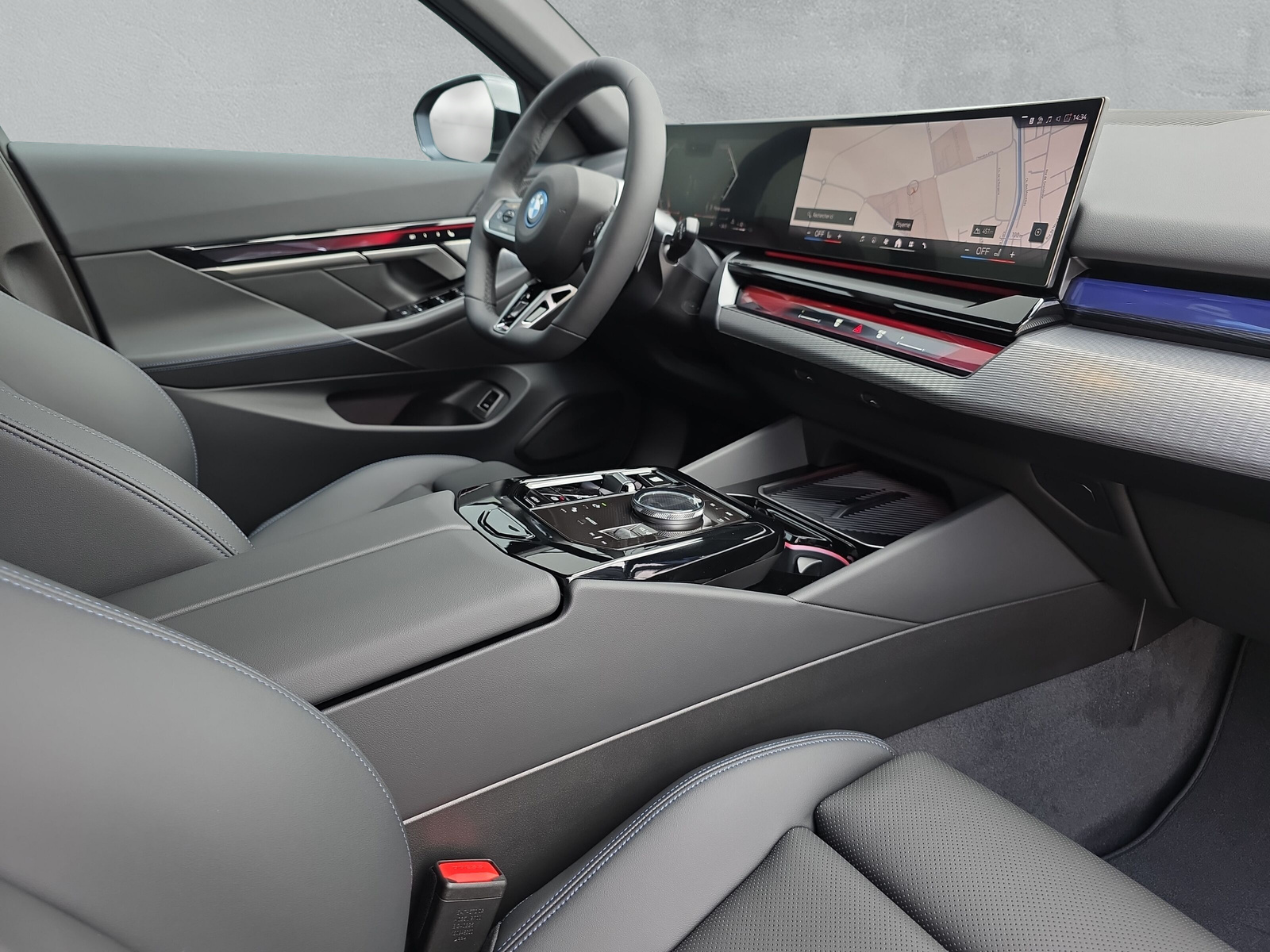BMW 530e xDrive Touring M Sport Steptronic-image-14