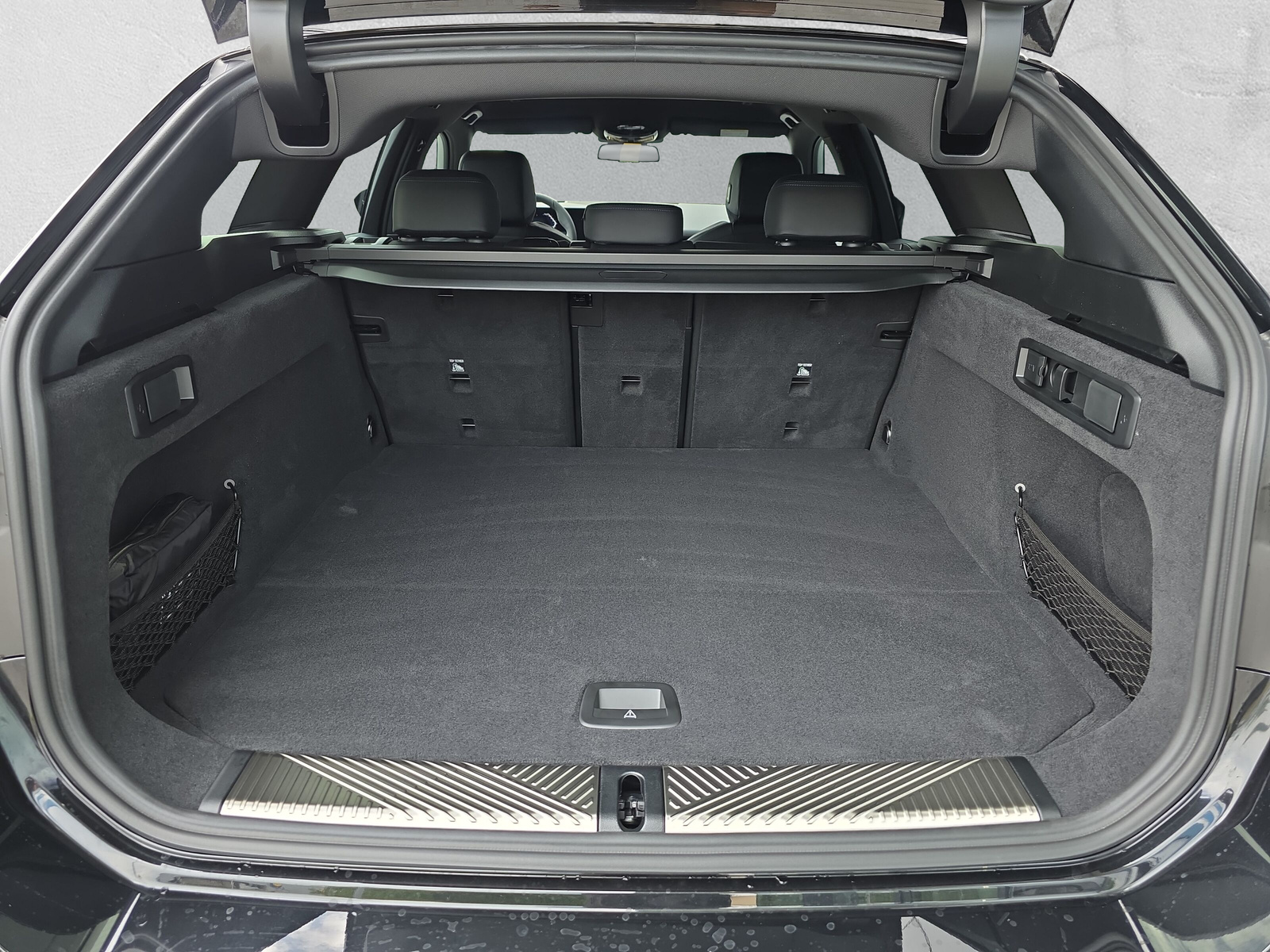 BMW 530e xDrive Touring M Sport Steptronic-image-10