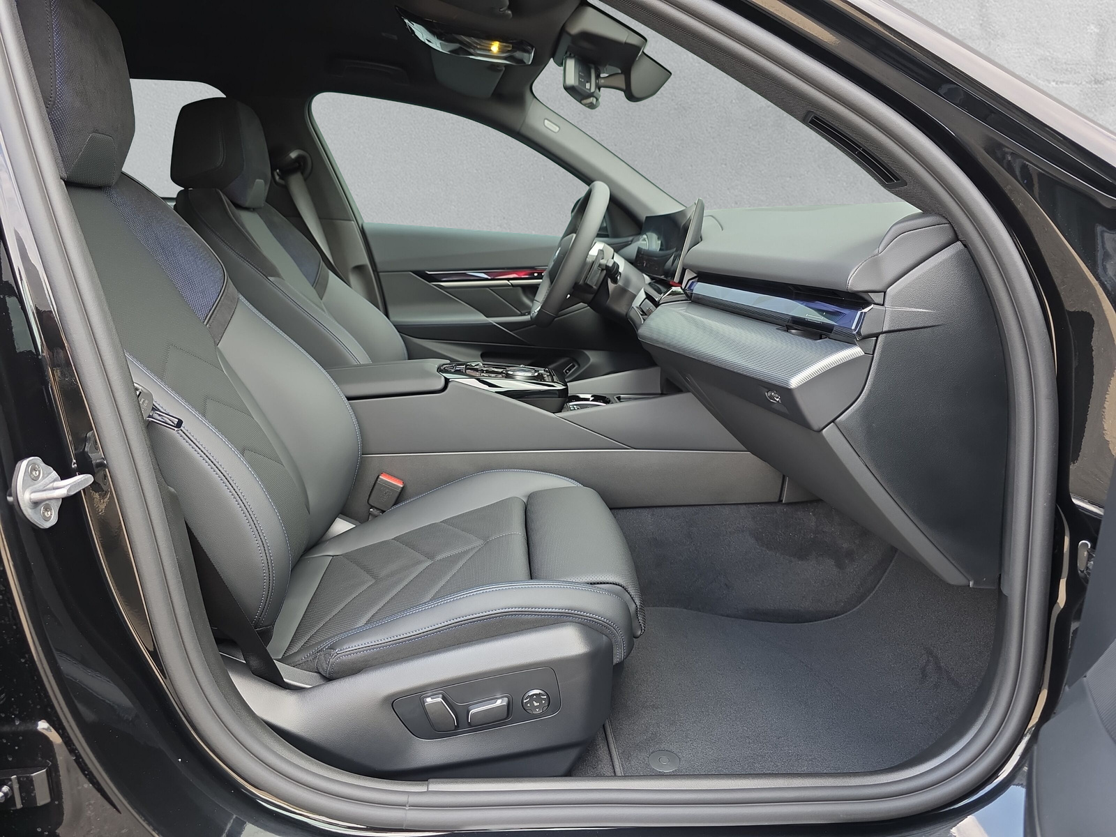 BMW 530e xDrive Touring M Sport Steptronic-image-12