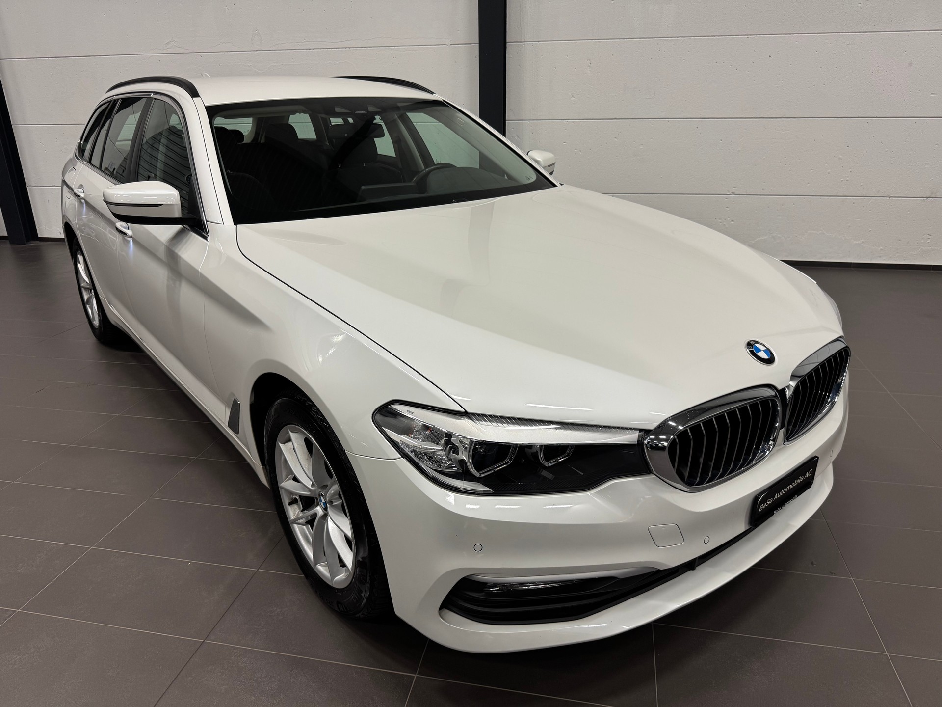 BMW 520d xDrive Touring Steptronic-showroom-element-1