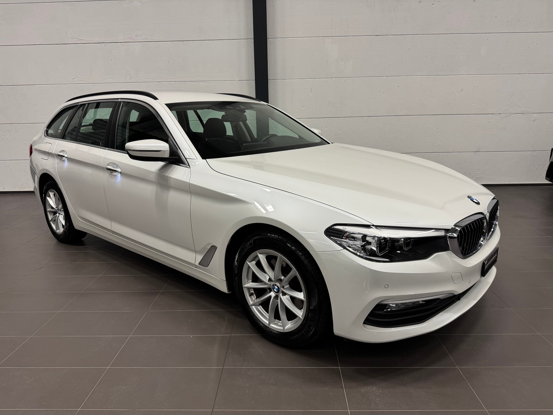 BMW 520d xDrive Touring Steptronic-showroom-element-3
