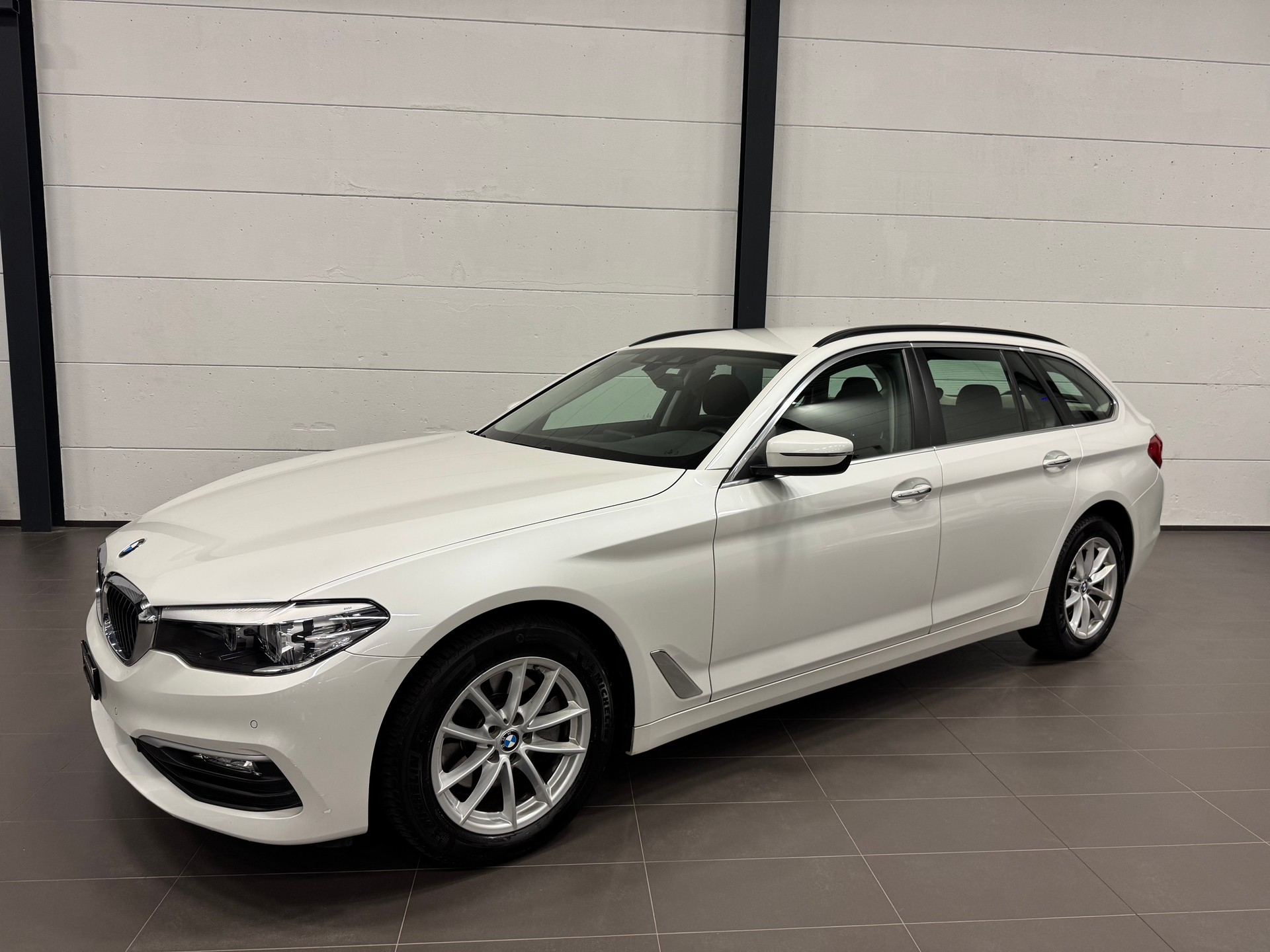 BMW 520d xDrive Touring Steptronic-showroom-element-2