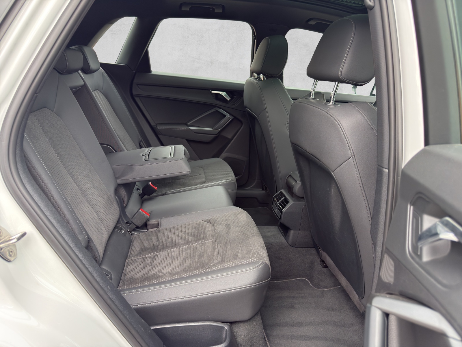 AUDI Q3 35 TFSI S line S-tronic-image-17