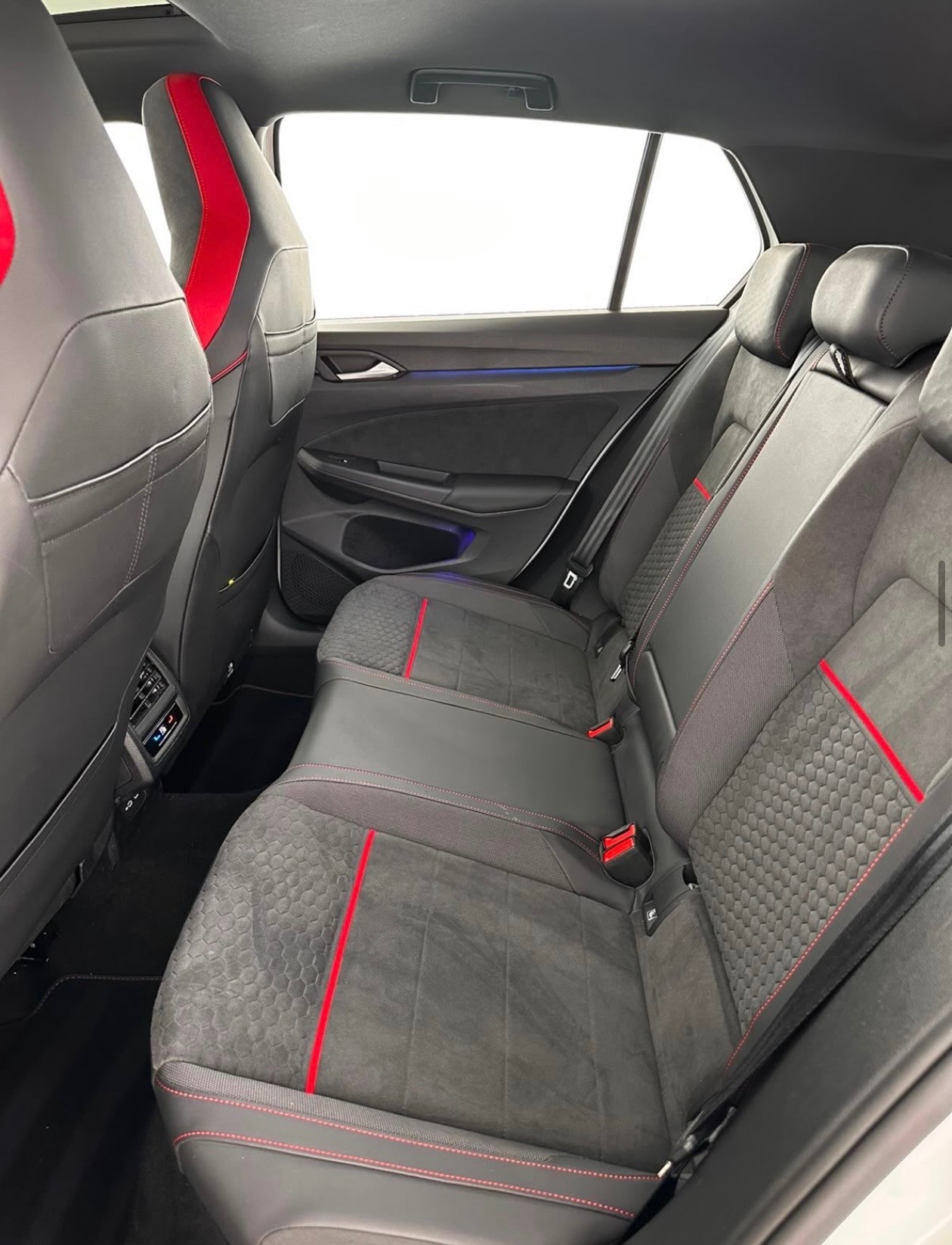 VW Golf 2.0 TSI GTI Clubsport DSG-image-11