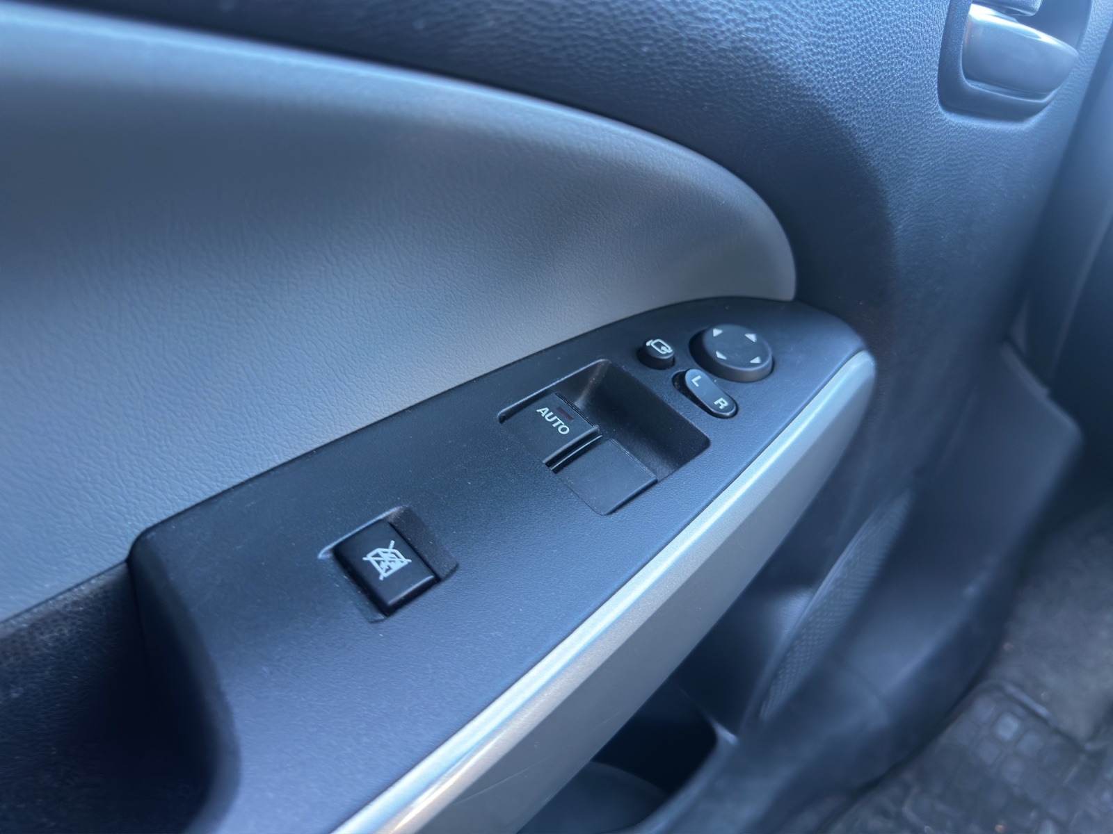 MAZDA 2 1.3i 16V Exclusive-image-12