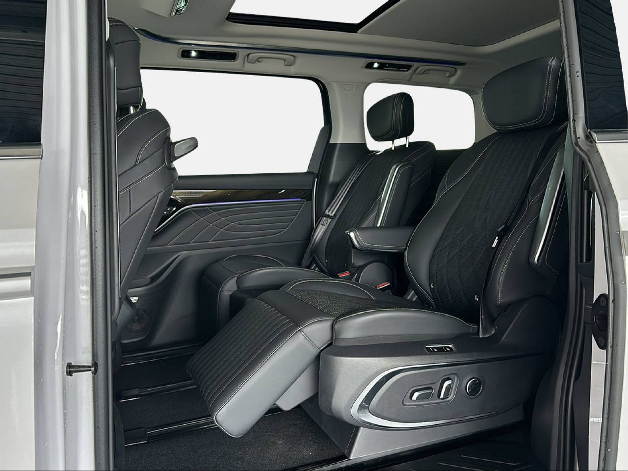 MAXUS Mifa 9 Luxury-image-13
