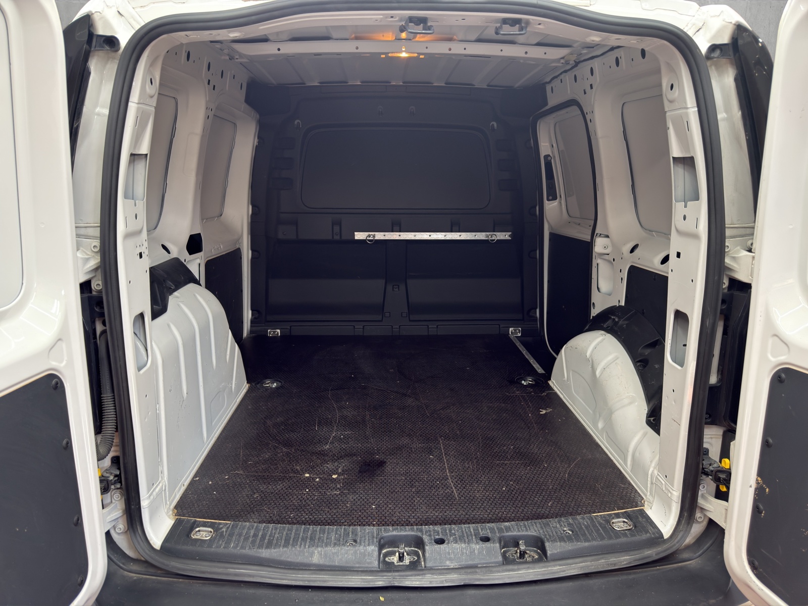 VW Caddy Cargo 2.0TDI 4Motion-image-8
