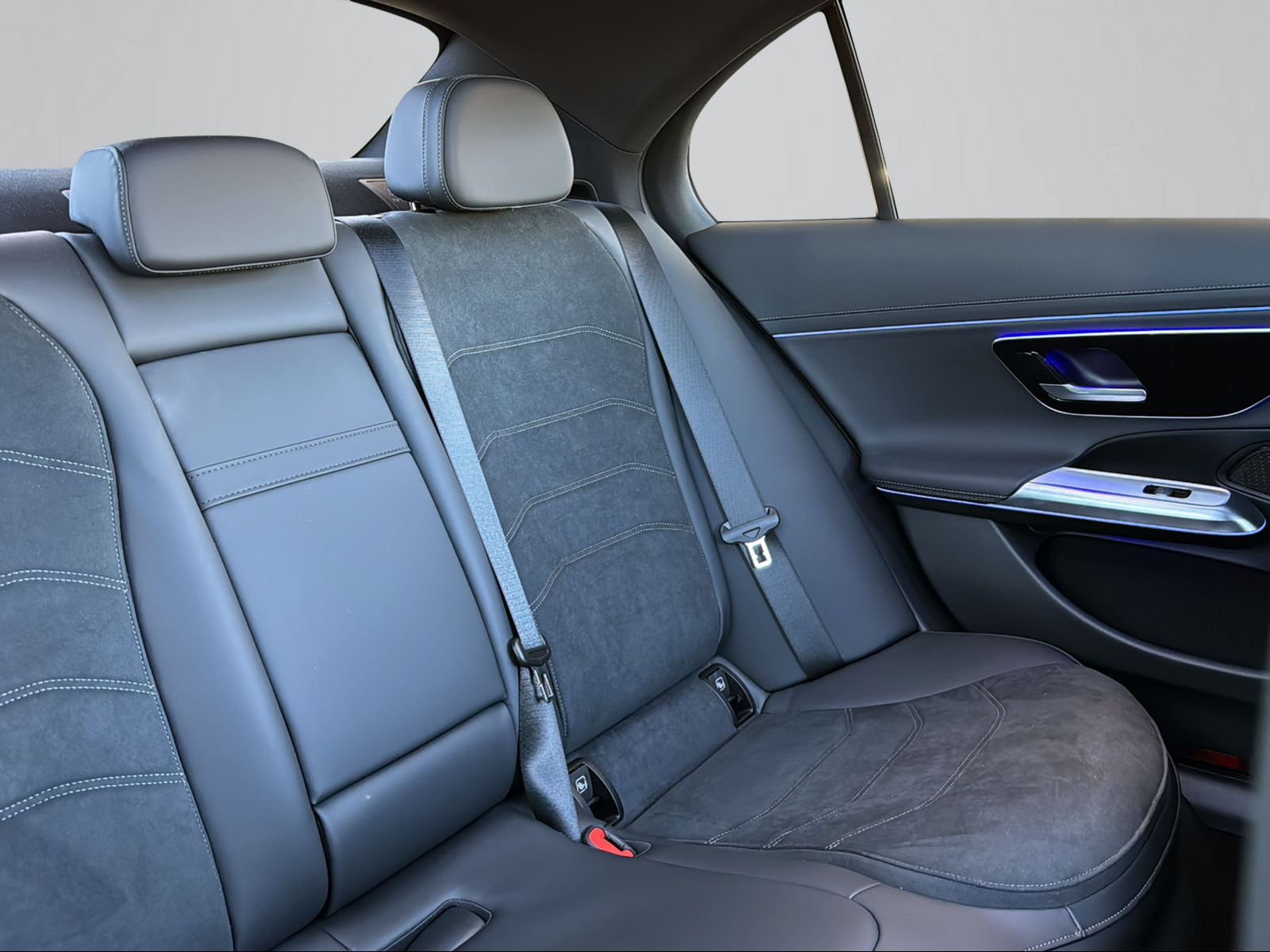 MERCEDES-BENZ E 220 d 4Matic 9G-Tronic-image-17