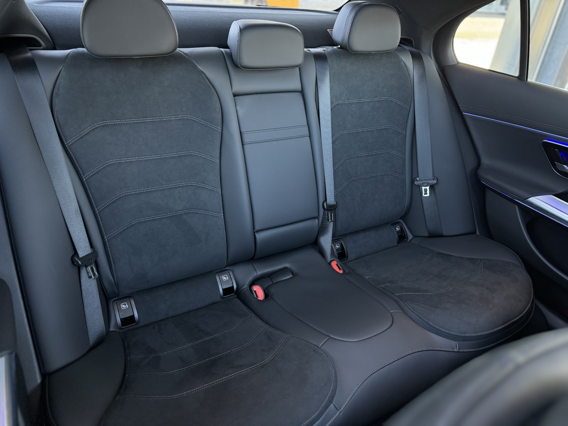 MERCEDES-BENZ E 220 d 4Matic 9G-Tronic-image-16