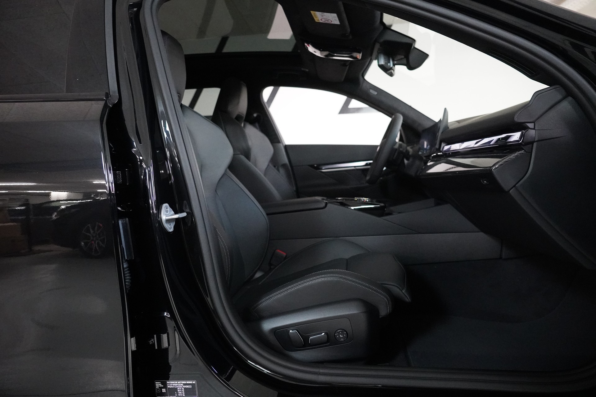 BMW 550e xDrive Touring M Sport Pro Steptronic-image-13