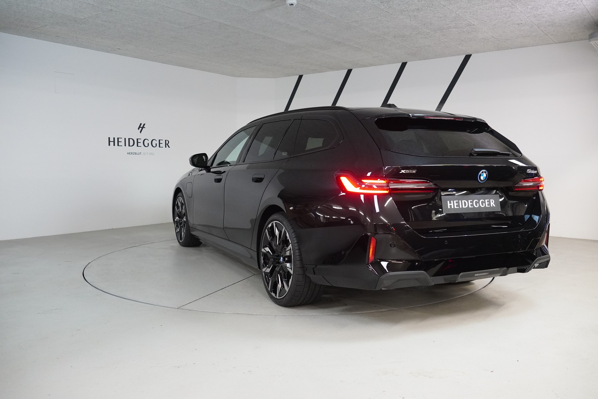 BMW 550e xDrive Touring M Sport Pro Steptronic-image-4