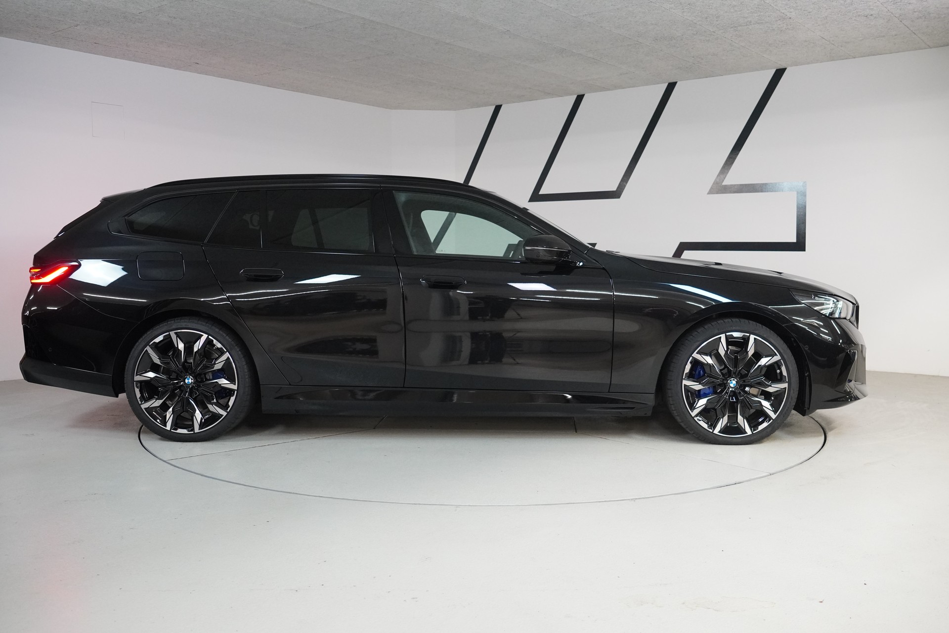 BMW 550e xDrive Touring M Sport Pro Steptronic-image-7