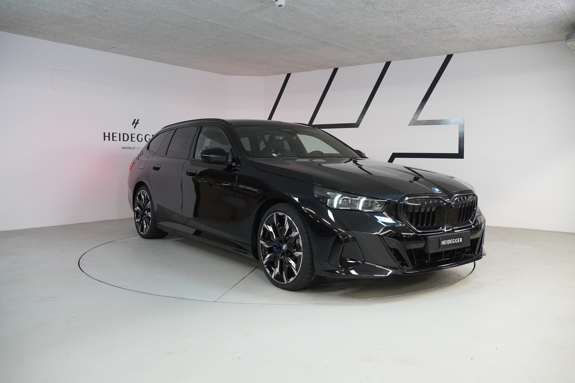 BMW 550e xDrive Touring M Sport Pro Steptronic-showroom-element-2