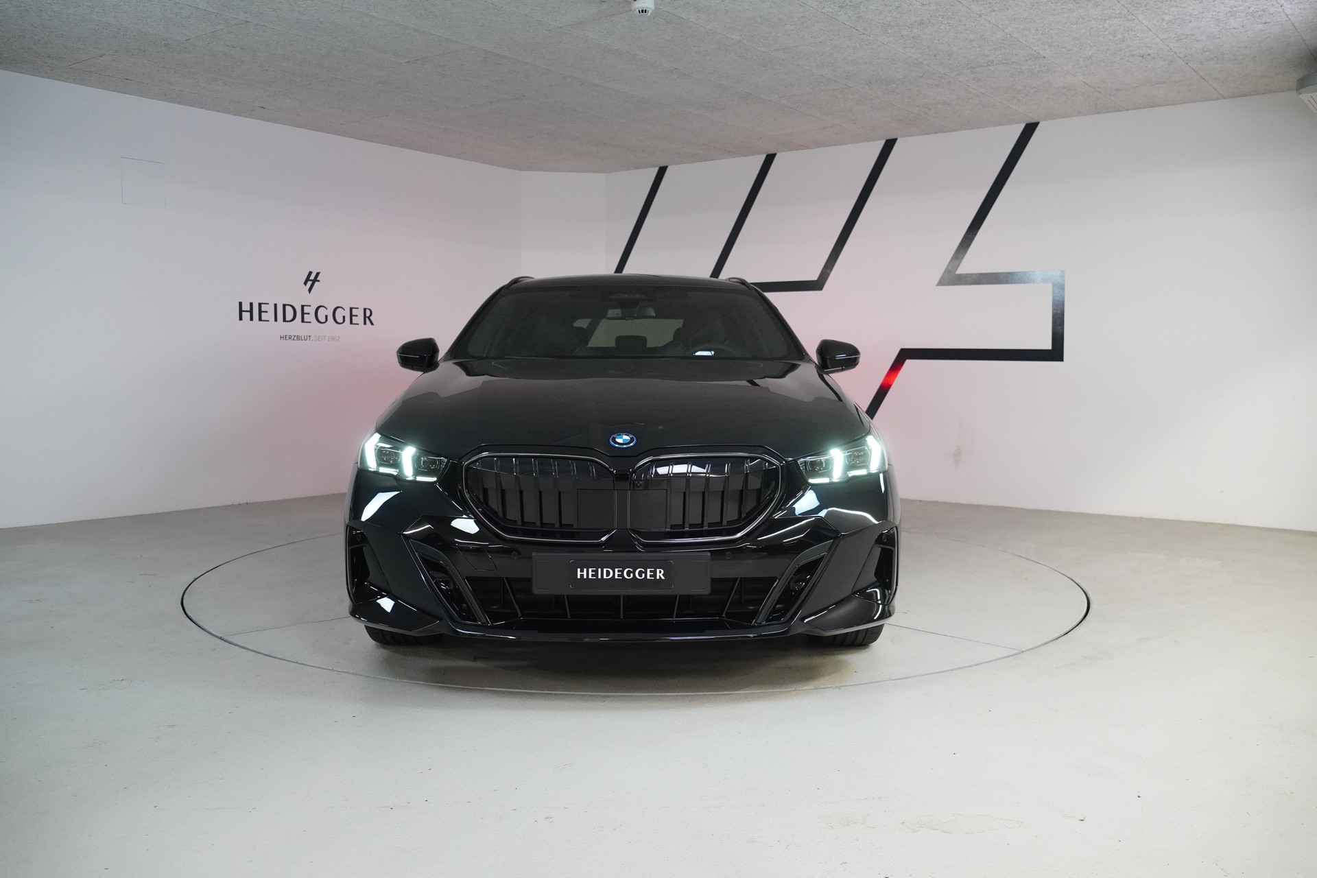 BMW 550e xDrive Touring M Sport Pro Steptronic-showroom-element-1