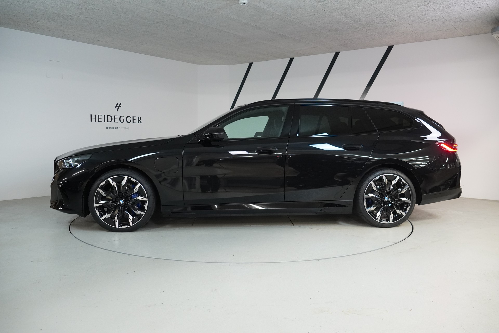 BMW 550e xDrive Touring M Sport Pro Steptronic-showroom-element-3