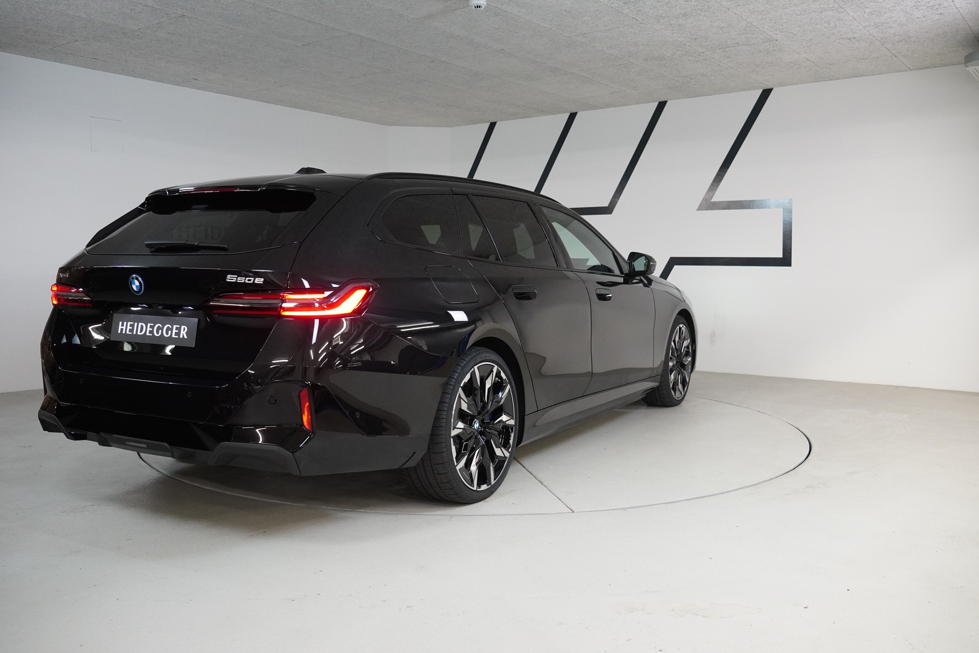 BMW 550e xDrive Touring M Sport Pro Steptronic-image-6