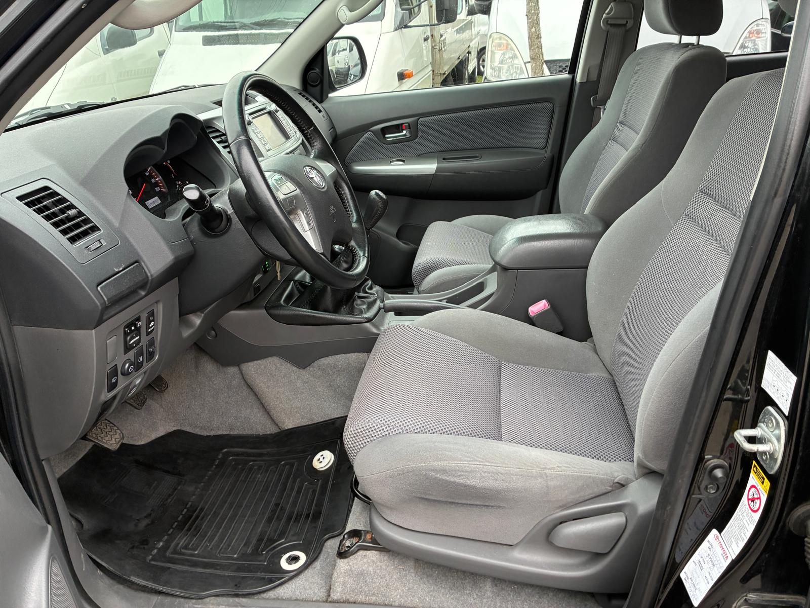 TOYOTA Hilux 3.0 DoubleCab LineaSol-image-3