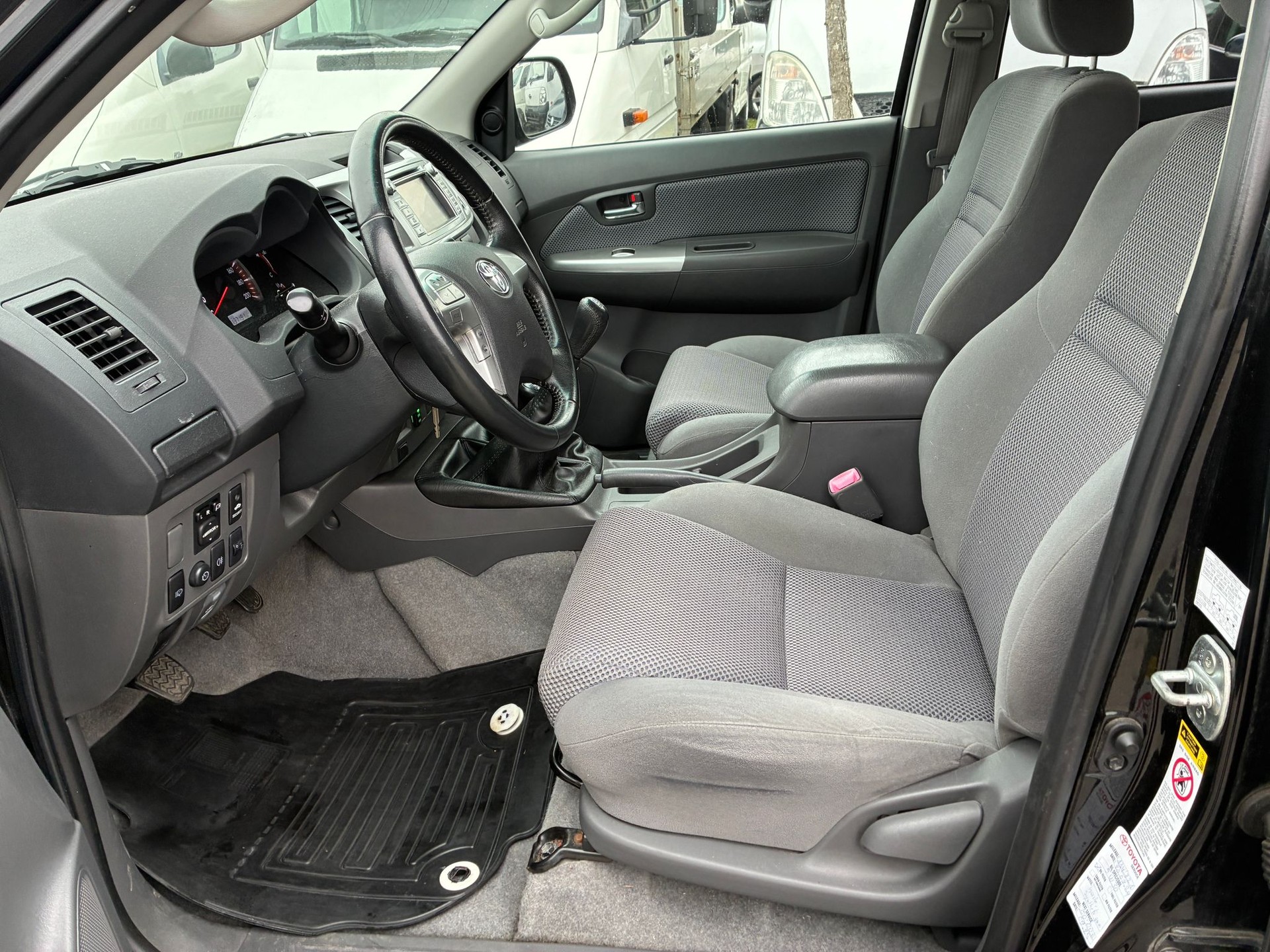 TOYOTA Hilux 3.0 DoubleCab LineaSol-image-7