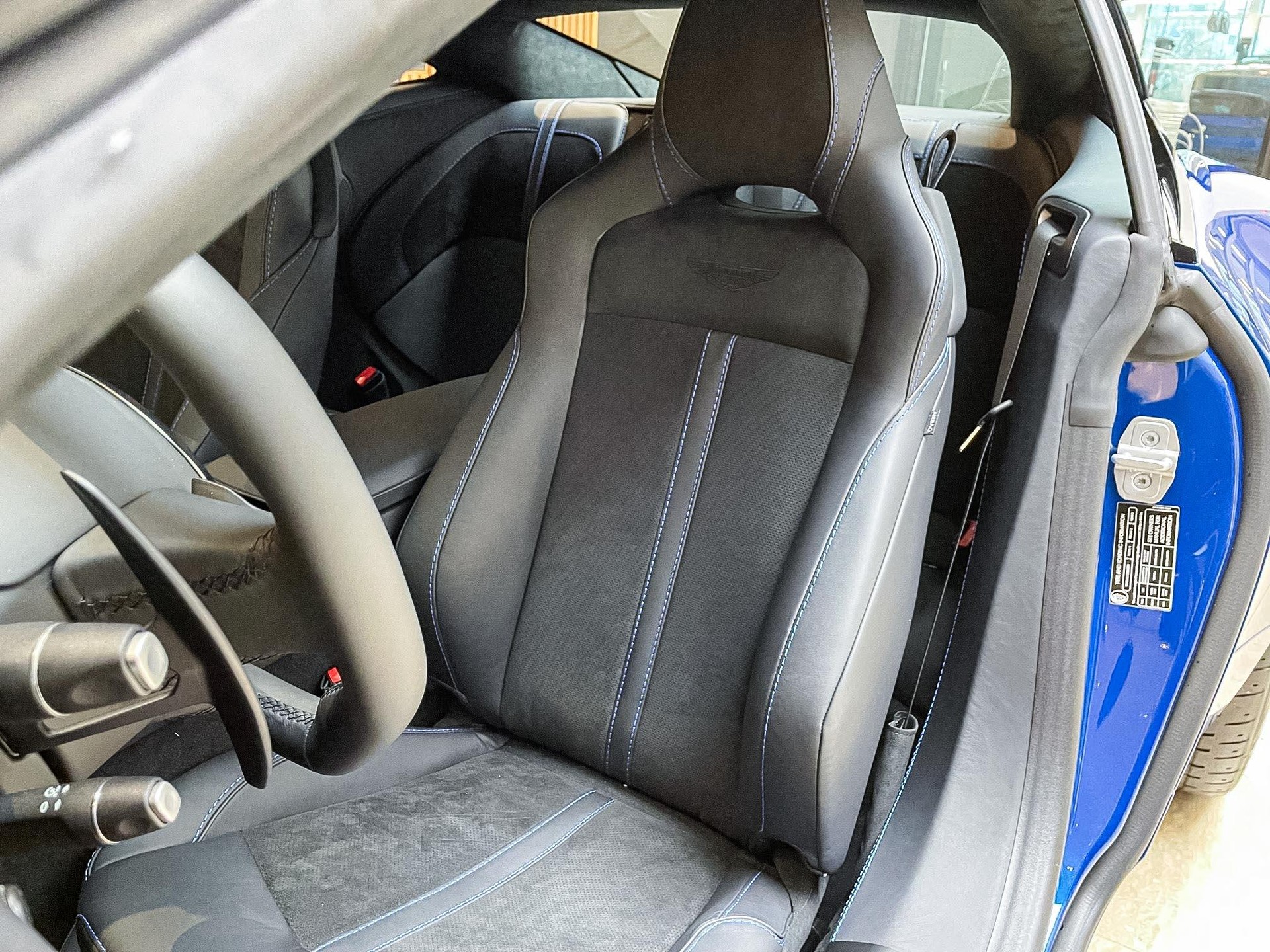 ASTON MARTIN DB11 Coupé 4.0 V8 Bi-Turbo-image-9