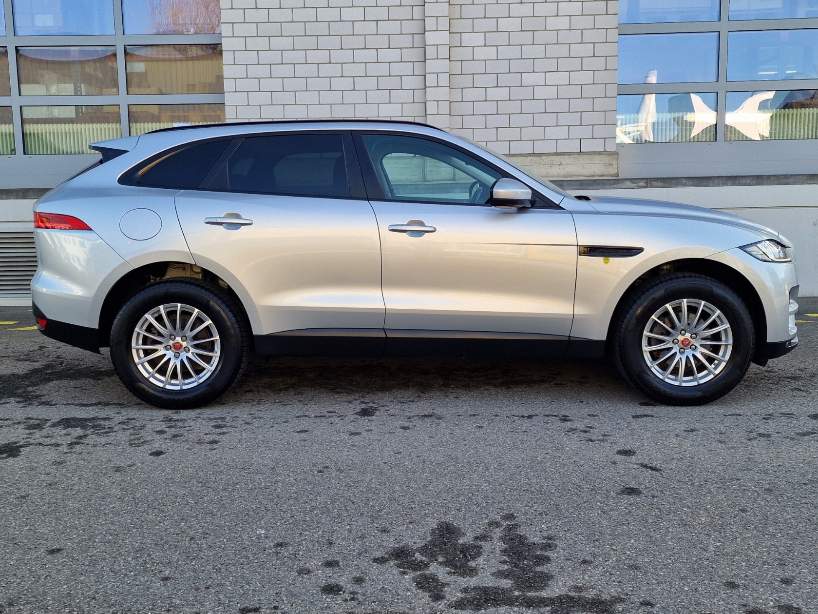 JAGUAR F-Pace 2.0d Portfolio AWD Automatik-image-3