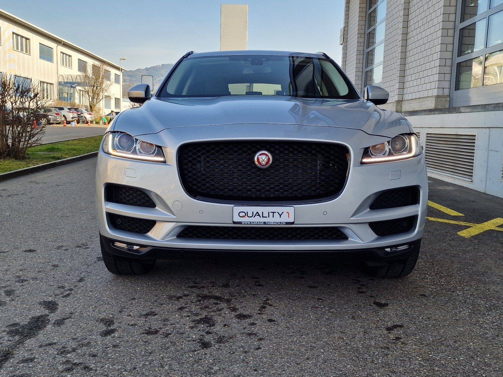 JAGUAR F-Pace 2.0d Portfolio AWD Automatik-image-2