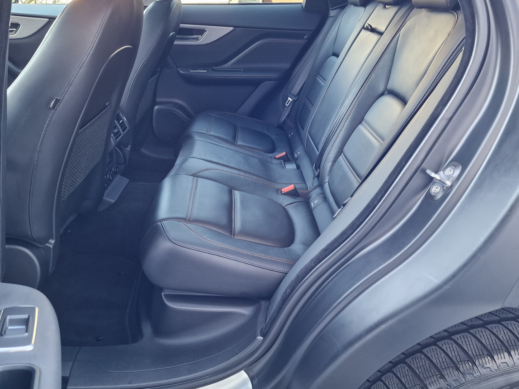 JAGUAR F-Pace 2.0d Portfolio AWD Automatik-image-13