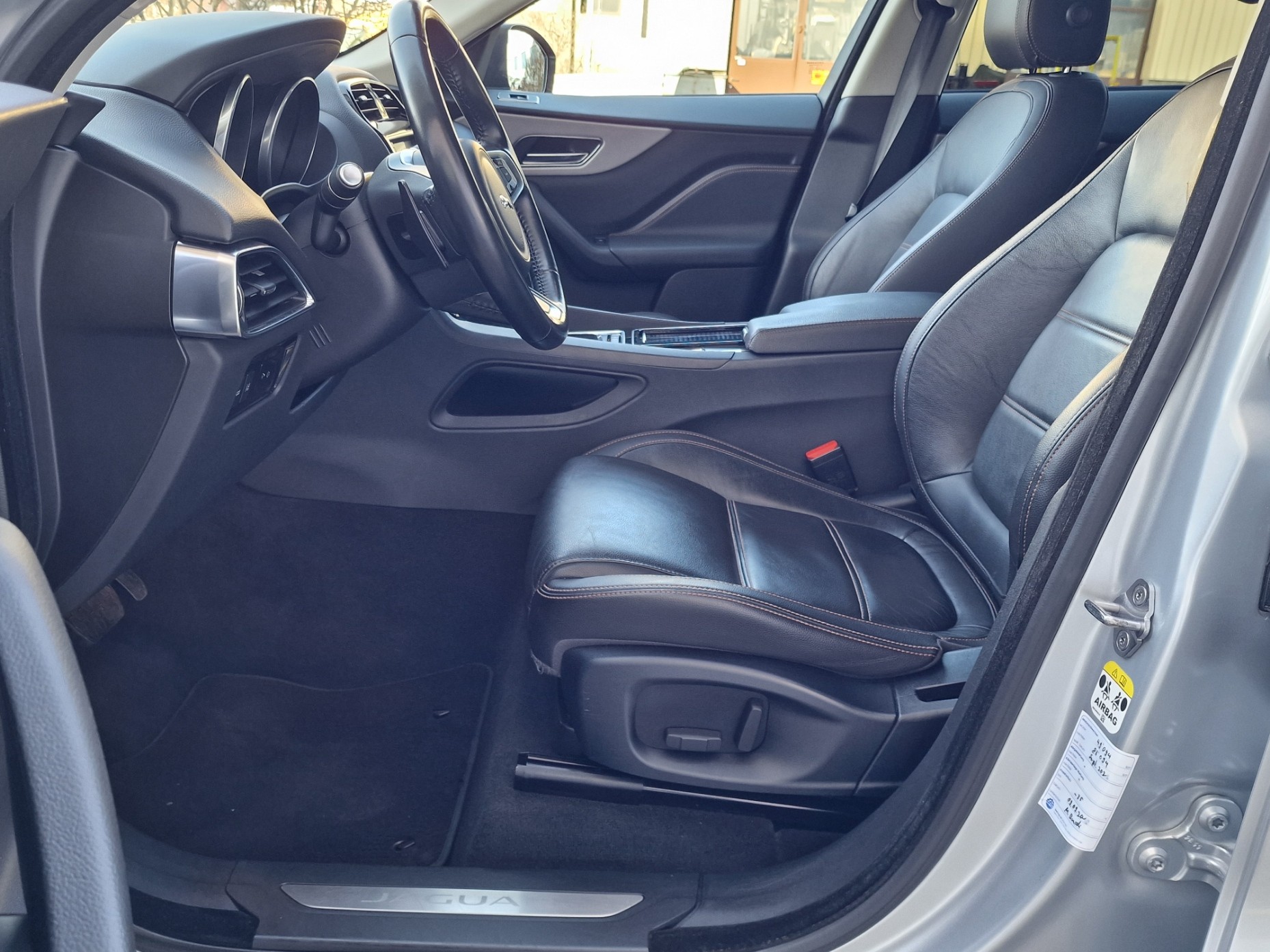 JAGUAR F-Pace 2.0d Portfolio AWD Automatik-image-9