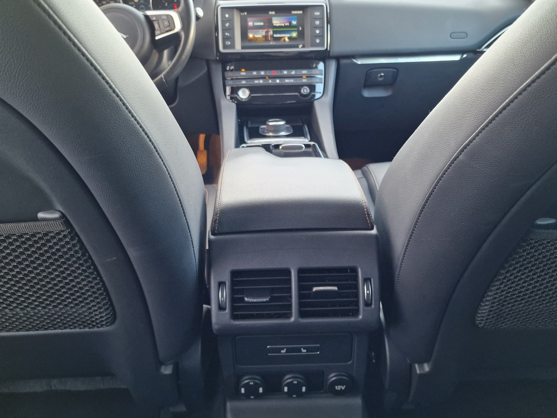 JAGUAR F-Pace 2.0d Portfolio AWD Automatik-image-12