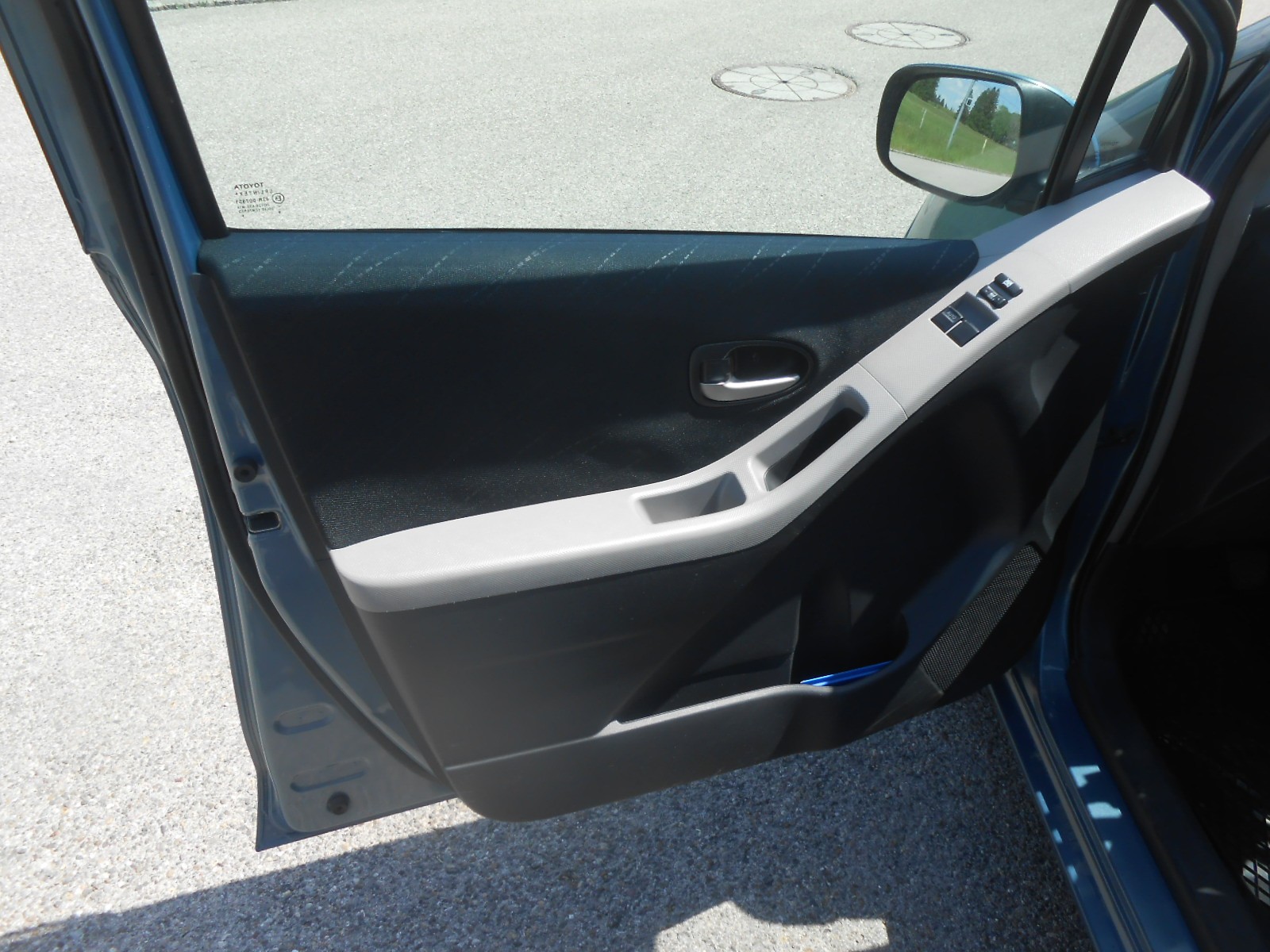 TOYOTA Yaris 1.3 Linea Sol-image-9