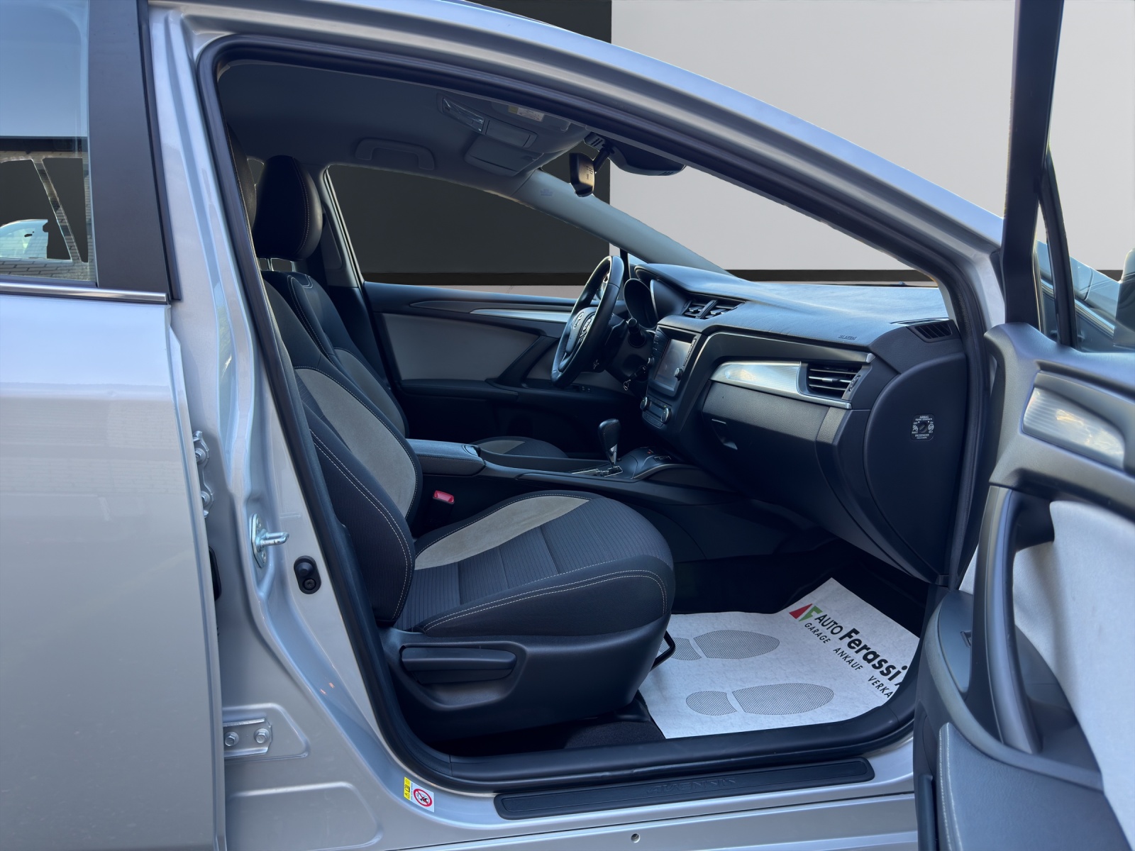 TOYOTA Avensis Touring Sports 2.0 Swiss Trend Mdr.S-image-19
