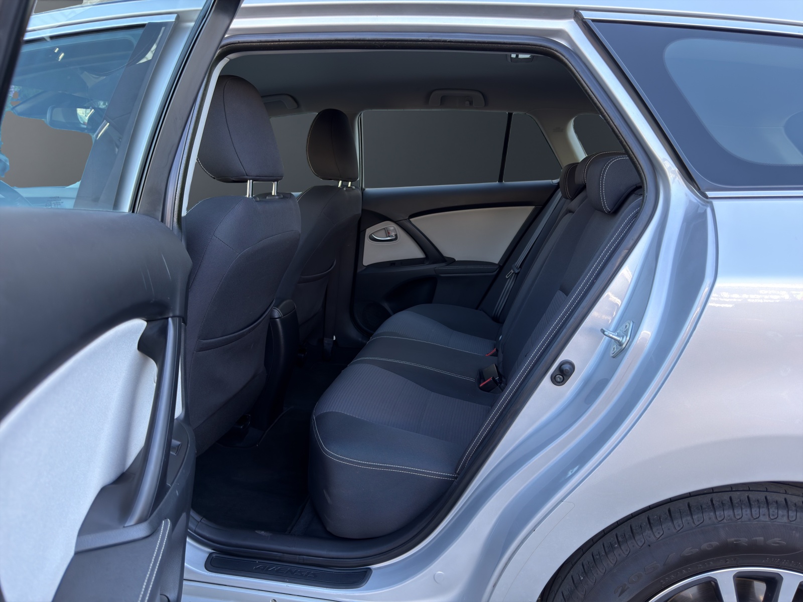 TOYOTA Avensis Touring Sports 2.0 Swiss Trend Mdr.S-image-12