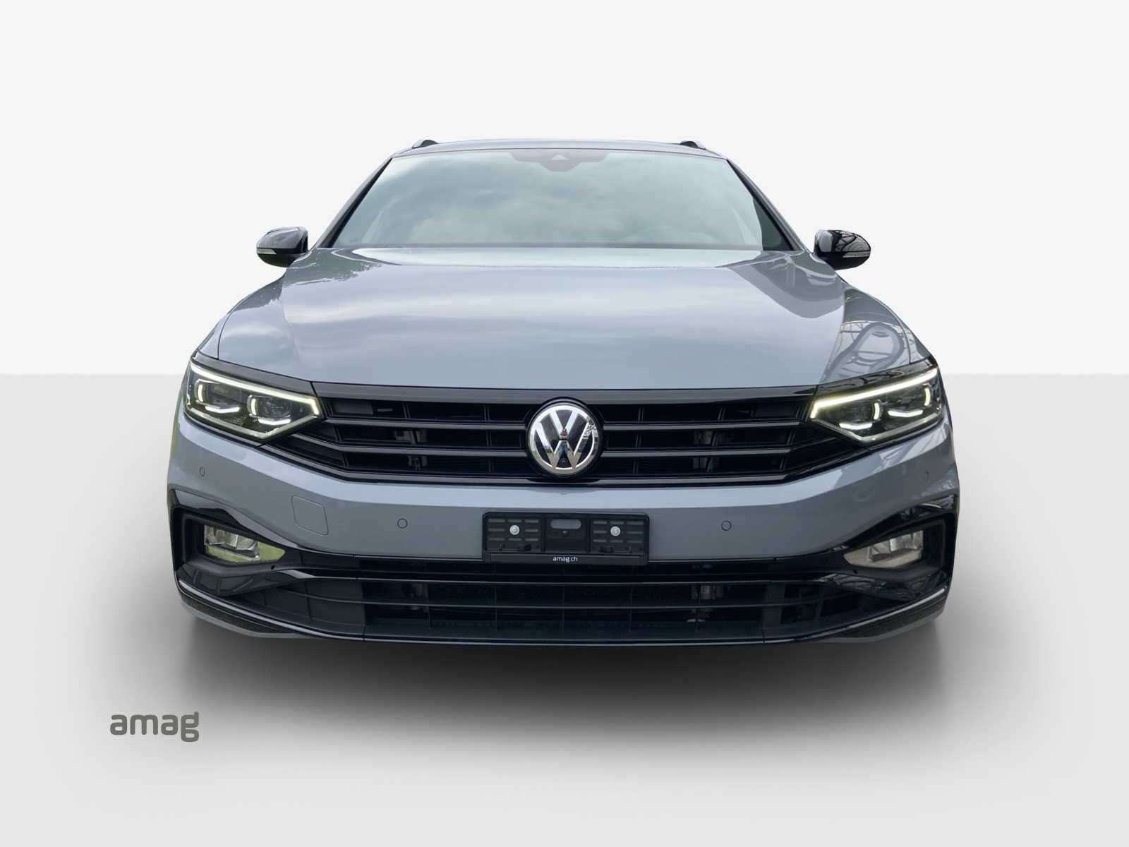 VW Passat Variant 2.0 TSI R-Line Edition 4Motion DSG-image-6