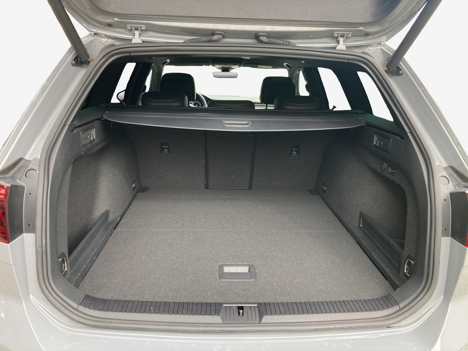 VW Passat Variant 2.0 TSI R-Line Edition 4Motion DSG-image-12