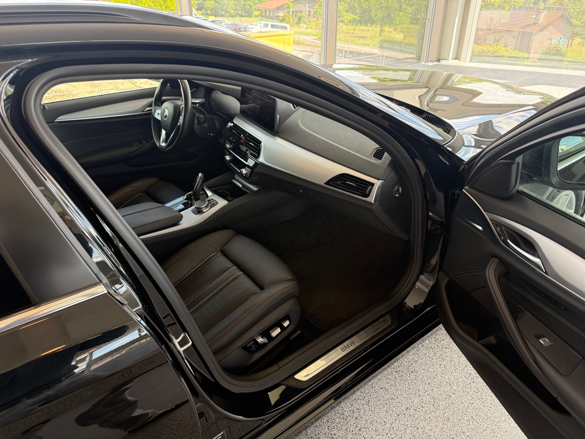 BMW 520d 48V Touring Steptronic-image-11