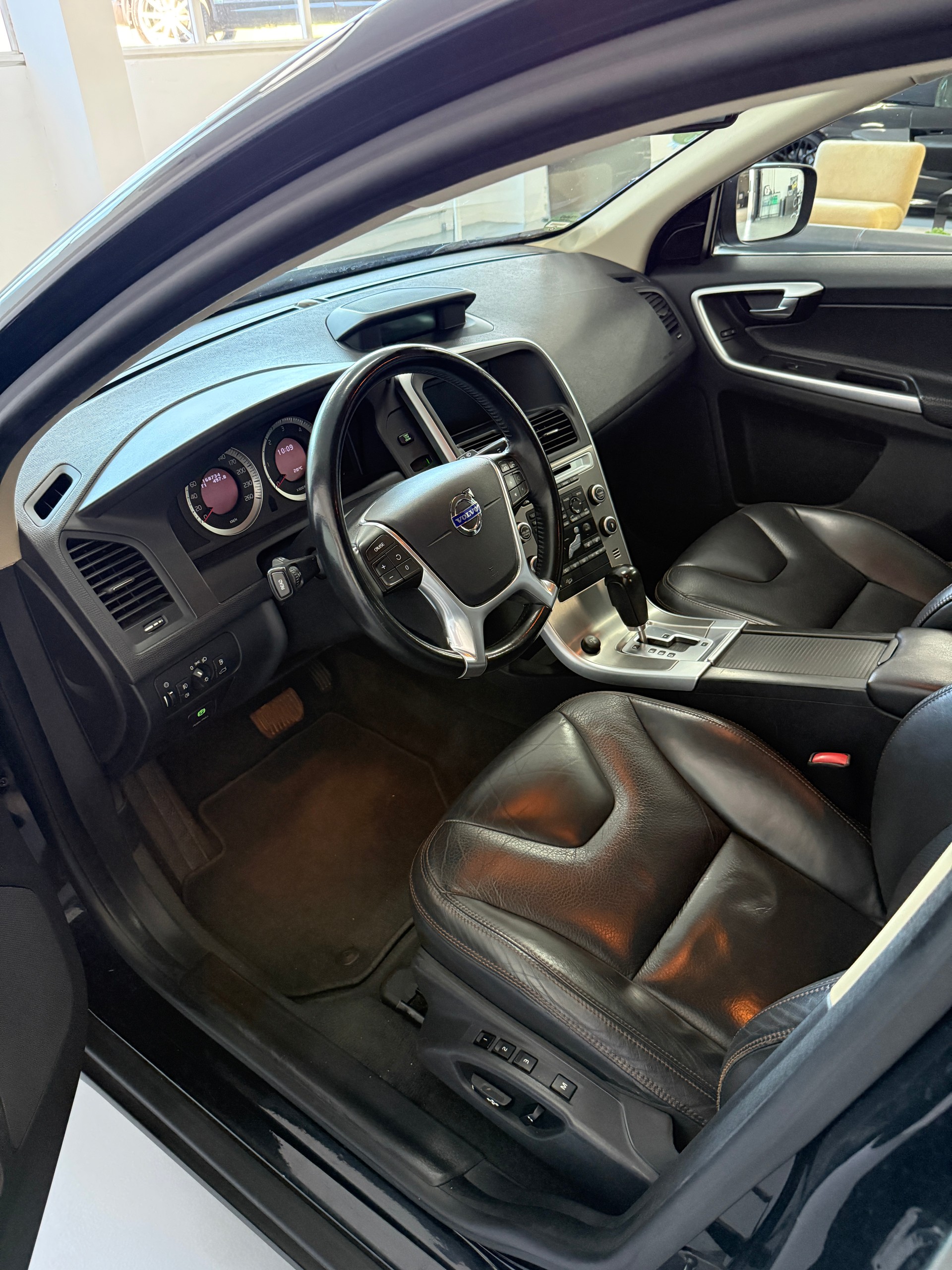 VOLVO XC60 2.4D AWD Geartronic-image-6