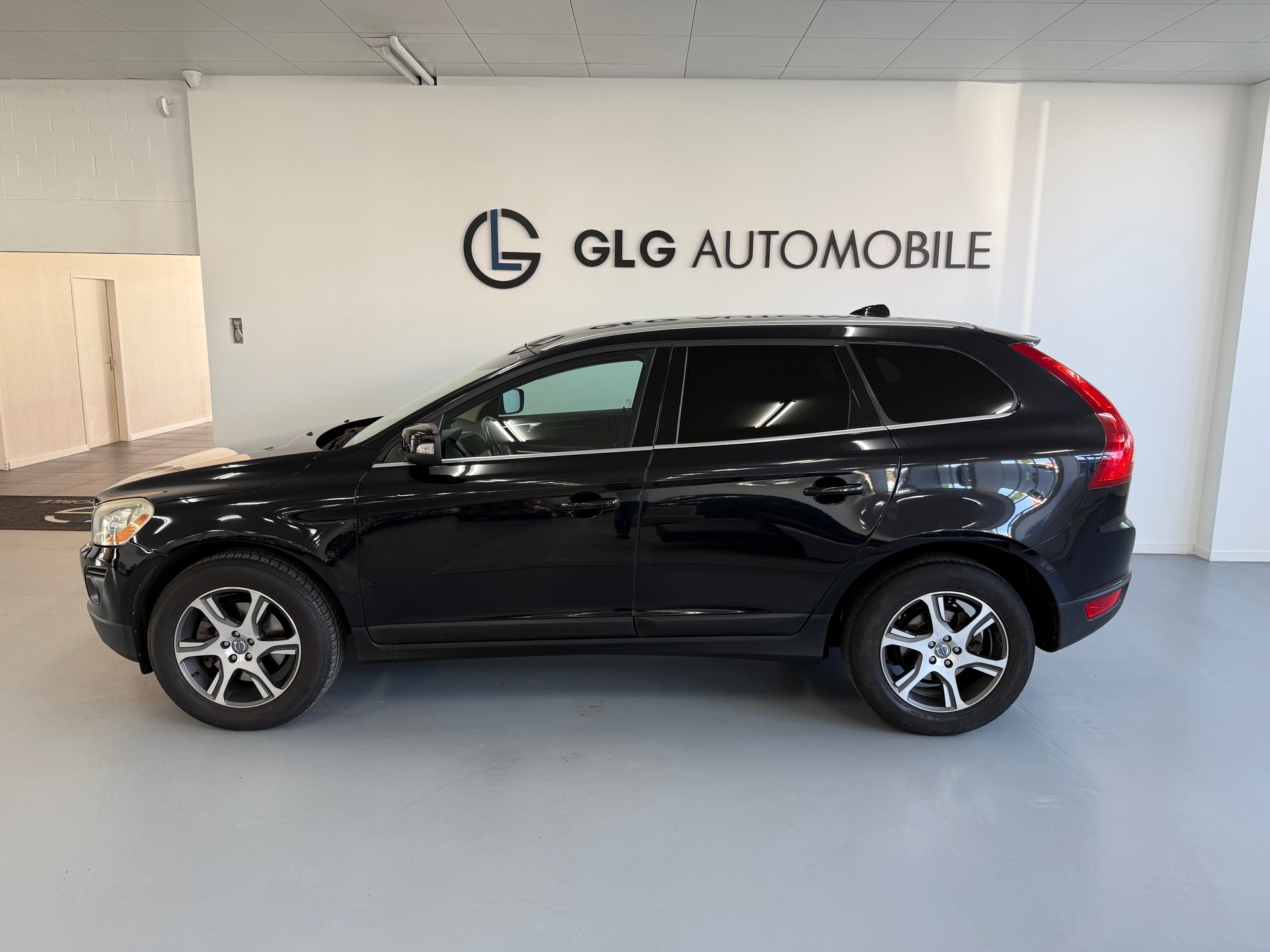 VOLVO XC60 2.4D AWD Geartronic-showroom-element-2