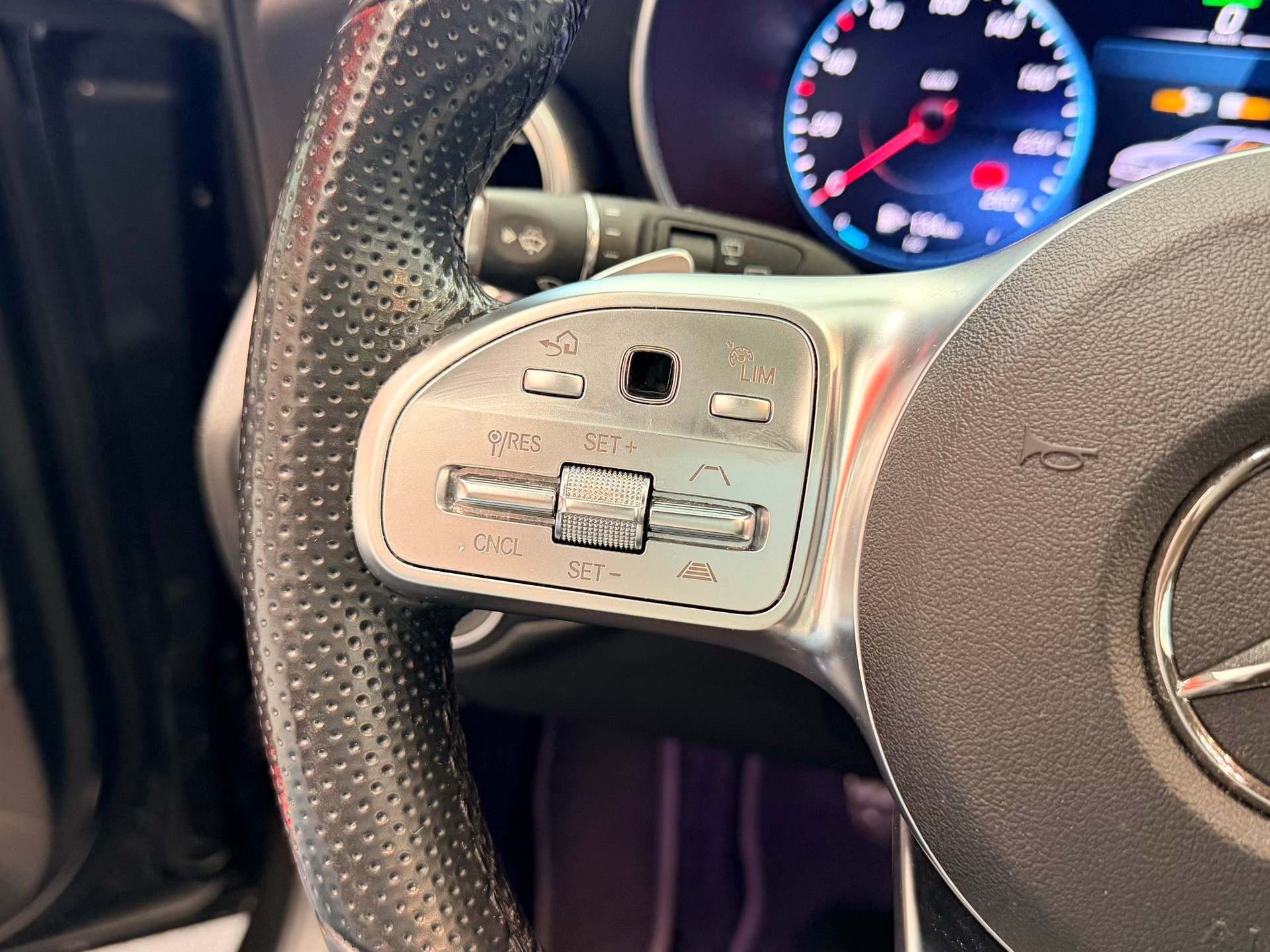 MERCEDES-BENZ C 300 AMG Line 4Matic 9G-Tronic-image-28