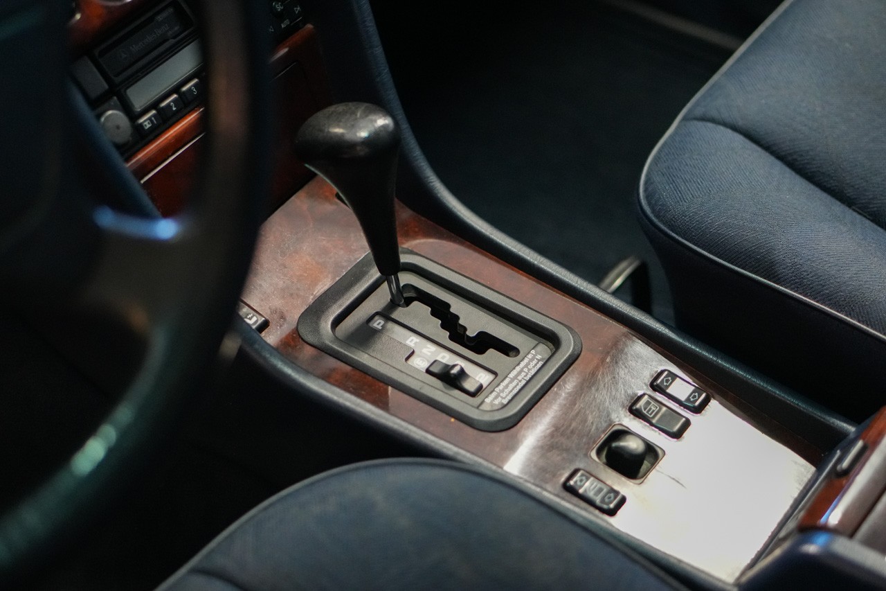 MERCEDES-BENZ E 280-image-16