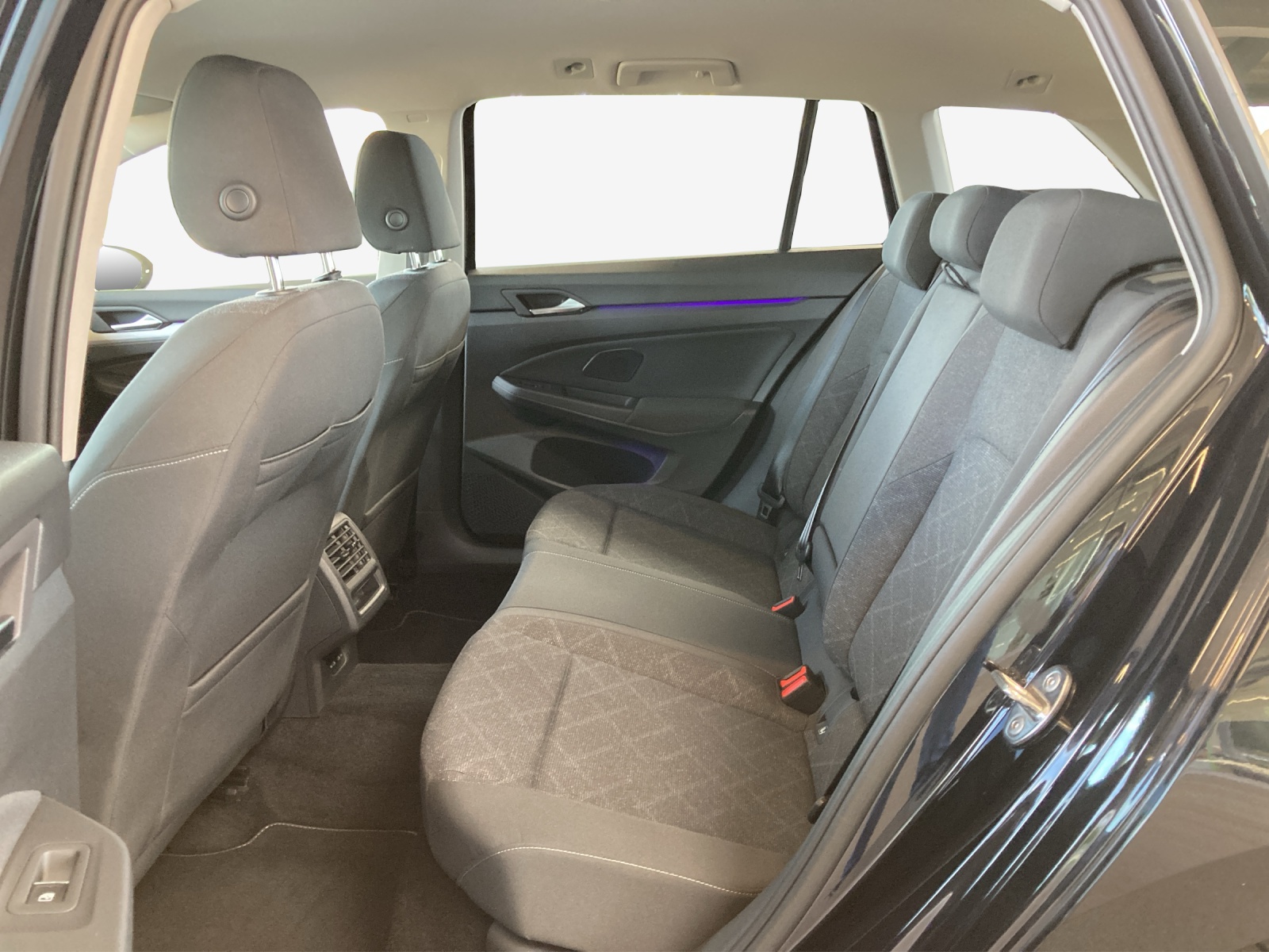 VW Golf Variant 1.5 eTSI mHEV Life-image-11