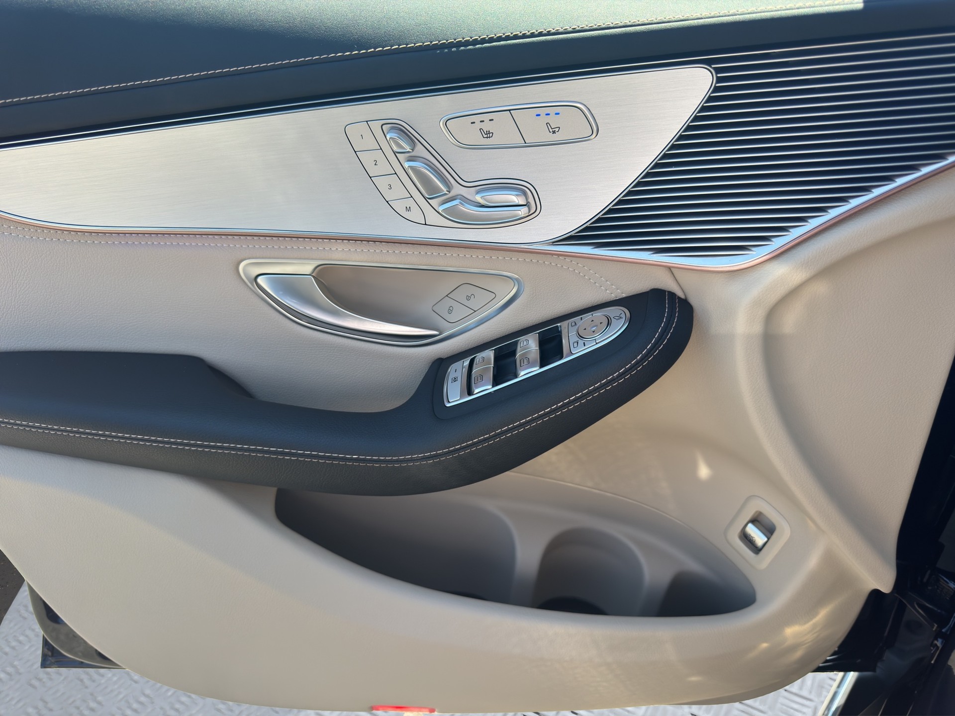 MERCEDES-BENZ EQC 400 4Matic-image-9